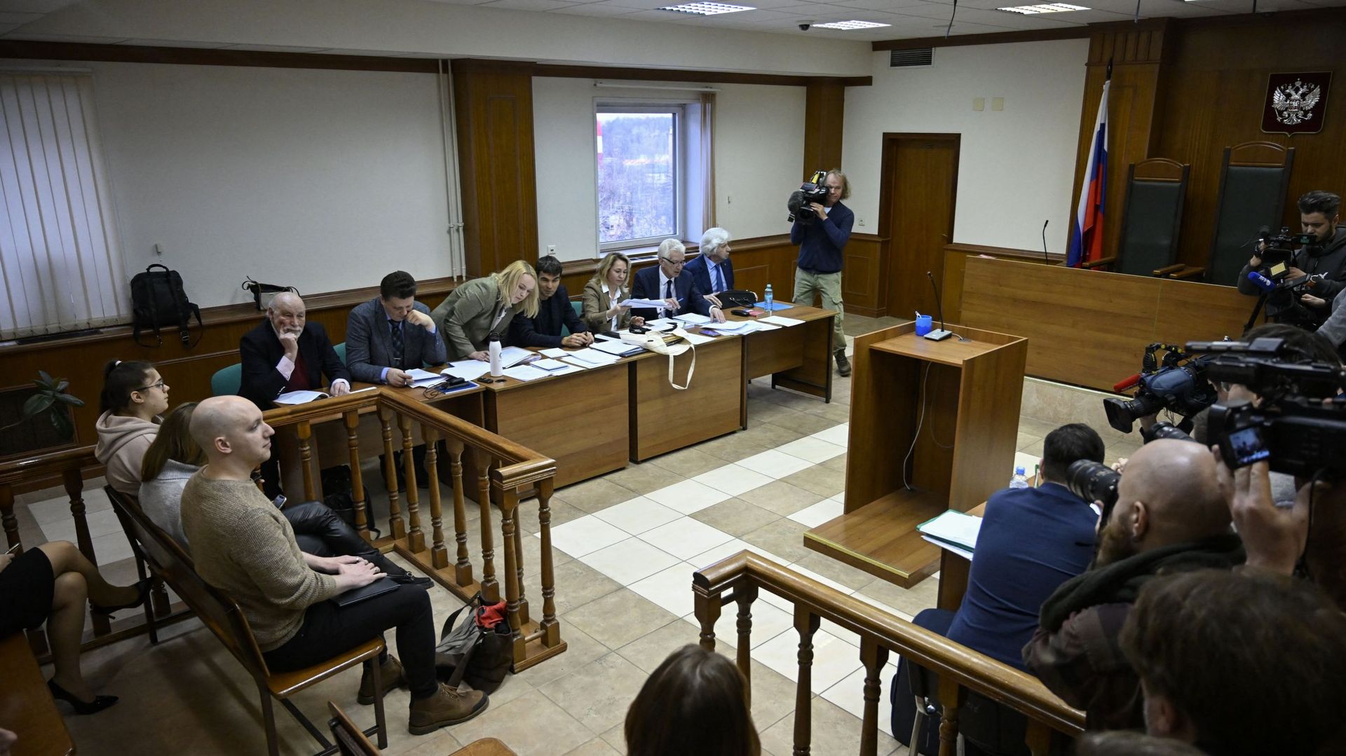 Des membres de l'équipe de défense du Moscow Helsinki Group (MHG) assistent à une audience au tribunal de la ville de Moscou, le 25 janvier 2023.