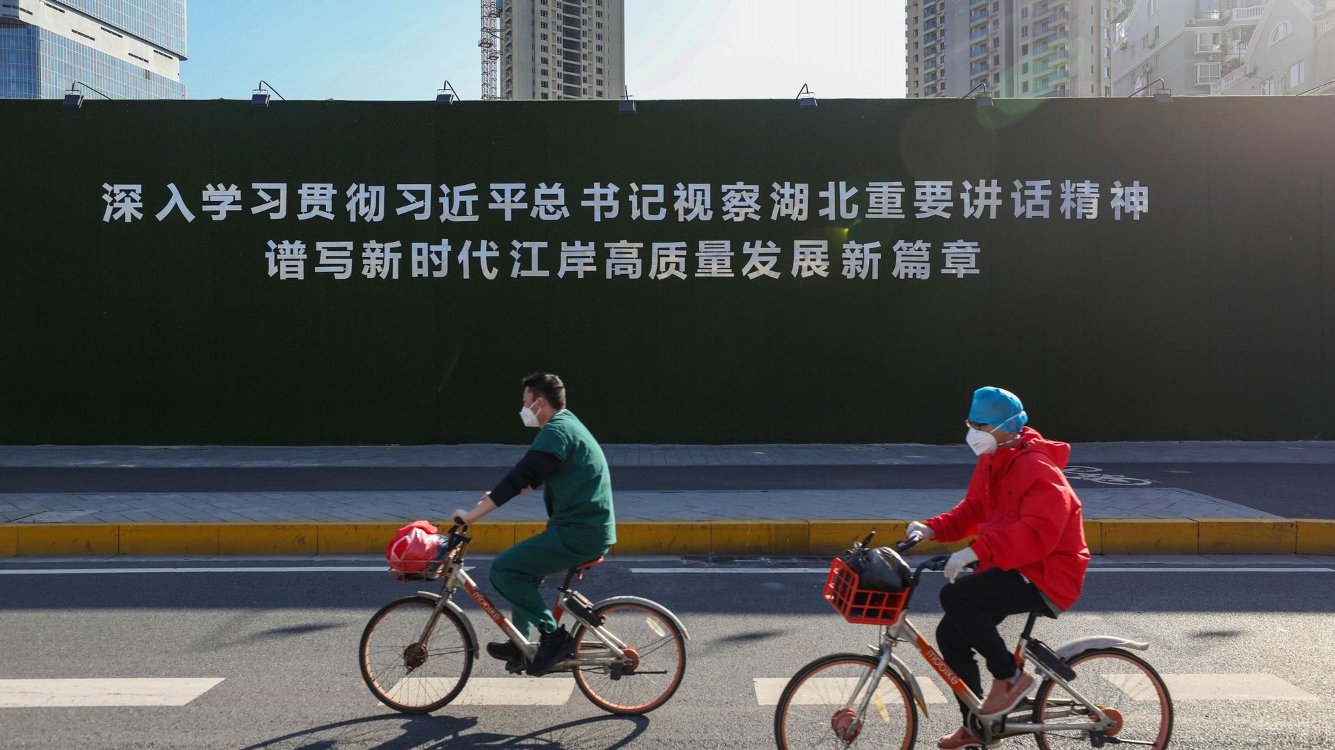 Un slogan de propagande sur le président chinois Xi Jinping à Wuhan en Chine : "Étudiez l’esprit du discours important du secrétaire Xi Jinping lors de son inspection à Hubei, écrivez un nouveau chapitre du développement de haute qualité du district de Ji