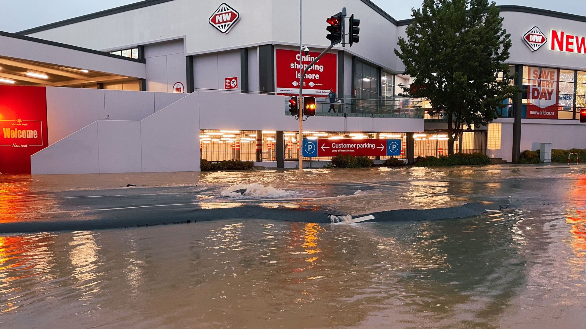 Vue générale de la rue Victoria inondée le 27 janvier 2023 à Auckland, Nouvelle-Zélande. De fortes précipitations, les plus fortes jamais enregistrées en une journée selon le MetService de Nouvelle-Zélande, ont provoqué des crues soudaines et des évacuati