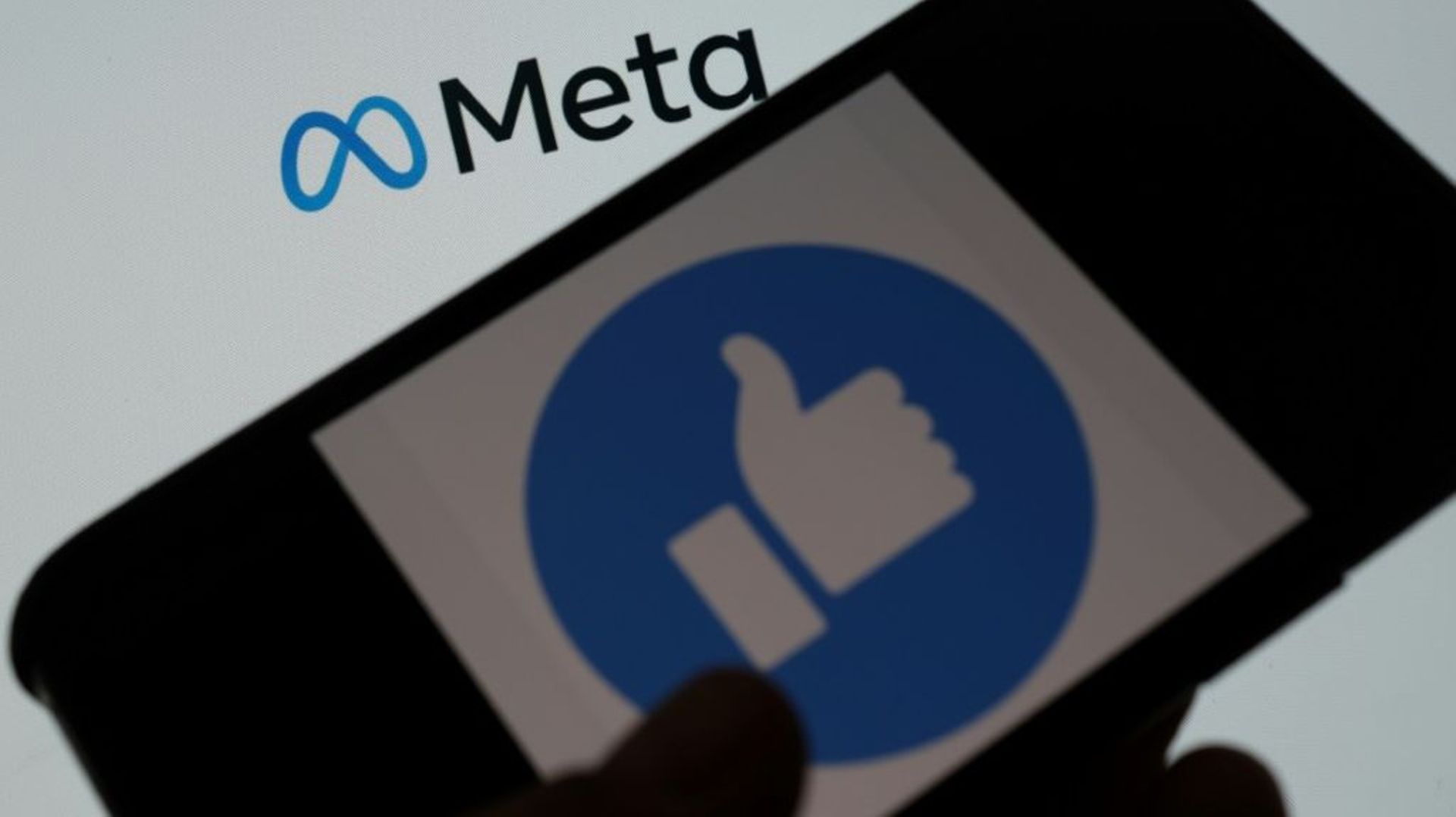De faux comptes russes visent l'Ukraine sur les réseaux sociaux, selon Meta