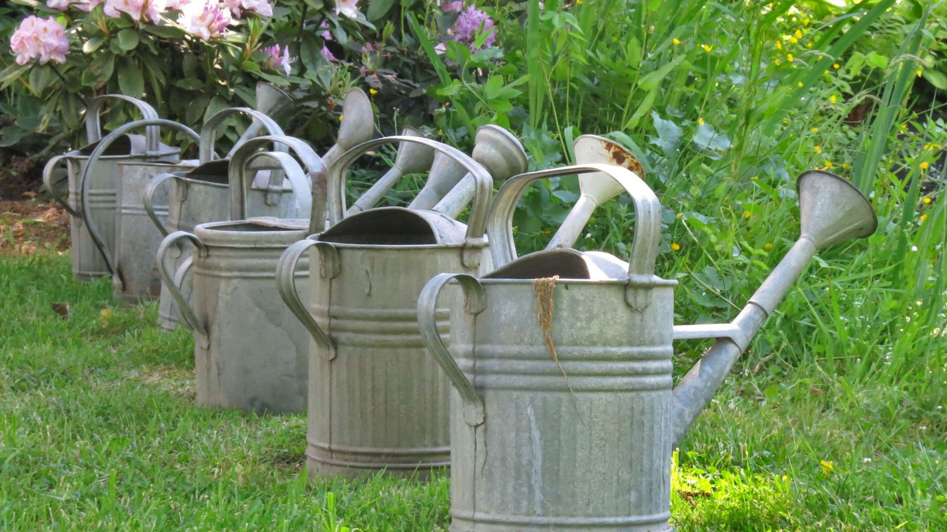 Des accessoires de jardinage pour décorer les extérieurs, cela peut aussi donner une belle photo à partager sur le groupe Facebook "Nos Jardins et Loisirs - RTBF"