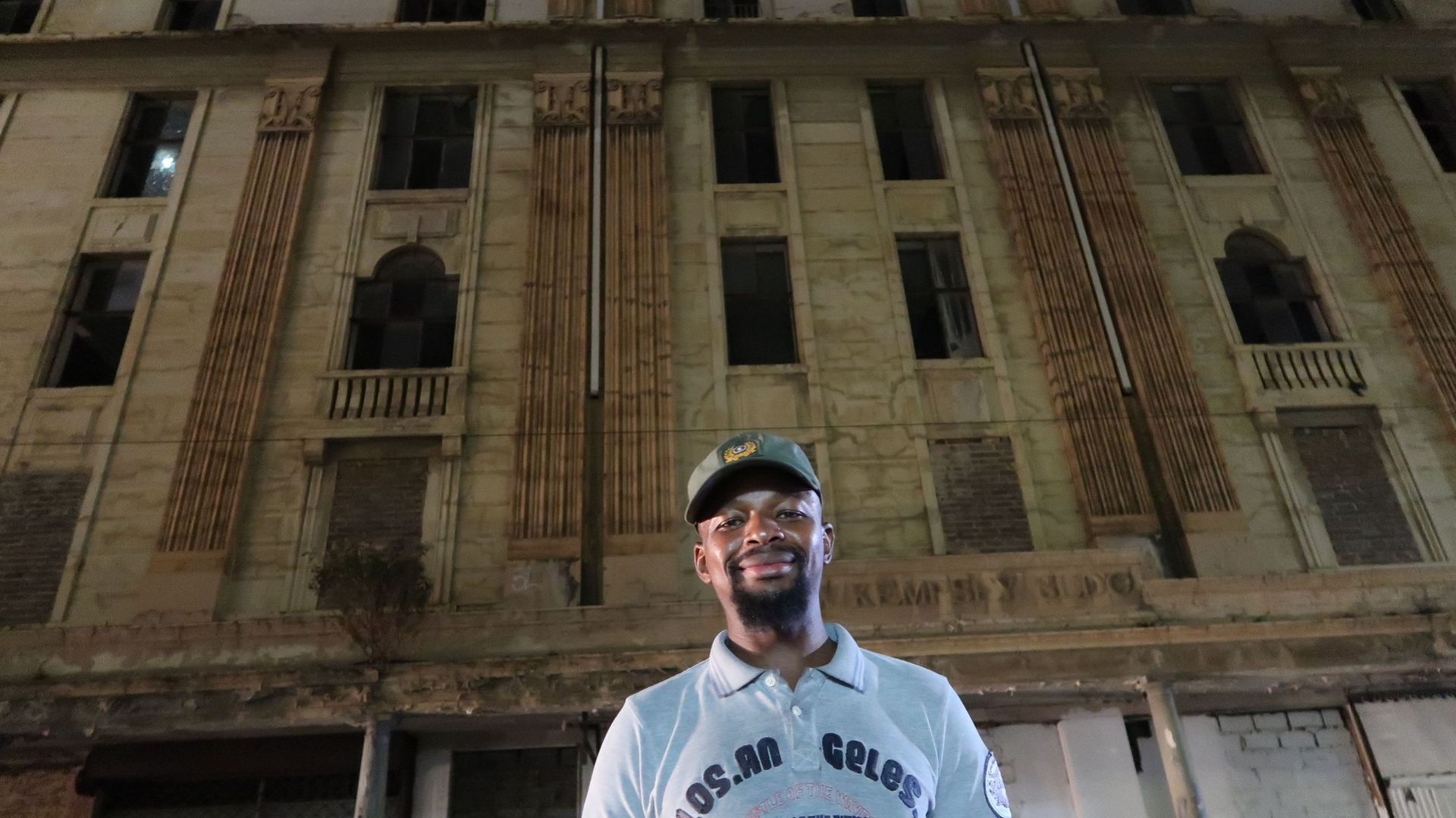 Le guide zimbabwéen Charlie Moyo devant un immeuble abandonné de Johannesburg.