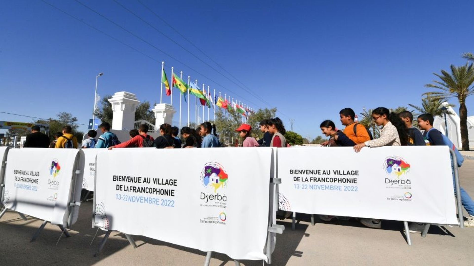 Des étudiants visitent le site d'accueil du 18e sommet de la Francophonie, sur l’île tunisienne de Djerba, le 18 novembre 2022.