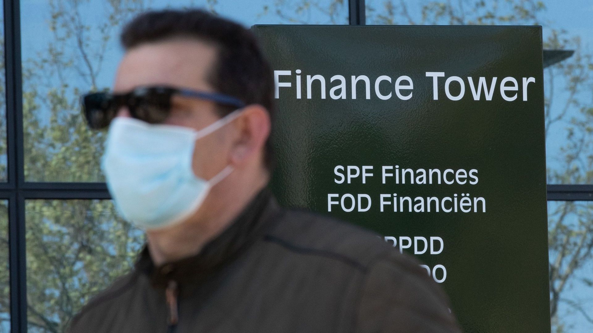 Homme masqué devant la tour des Finances à Bruxelles, le 20 avril 2020