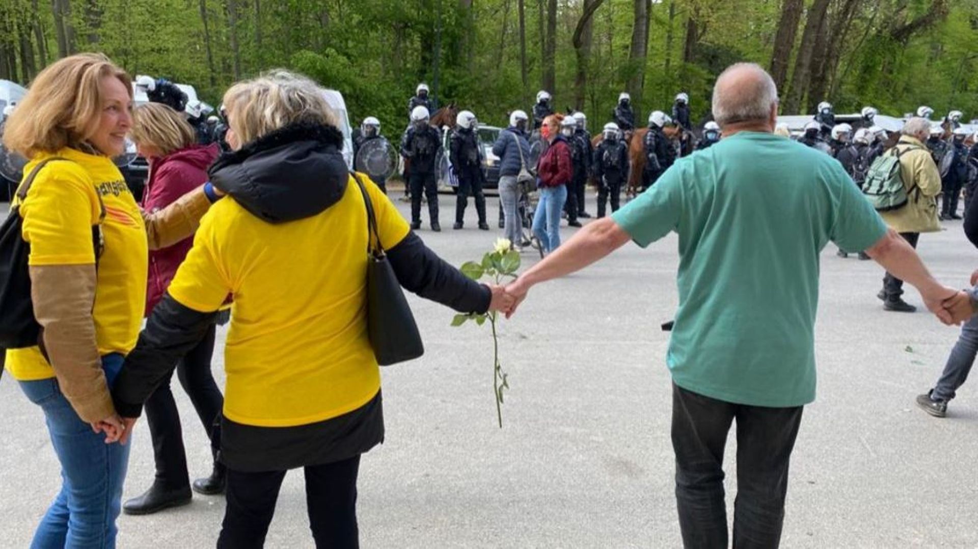 1er mai 2021 dans le Bois de la Cambre : des parents se sont liés, main dans la main pour faire obstacle aux forces de l’ordre