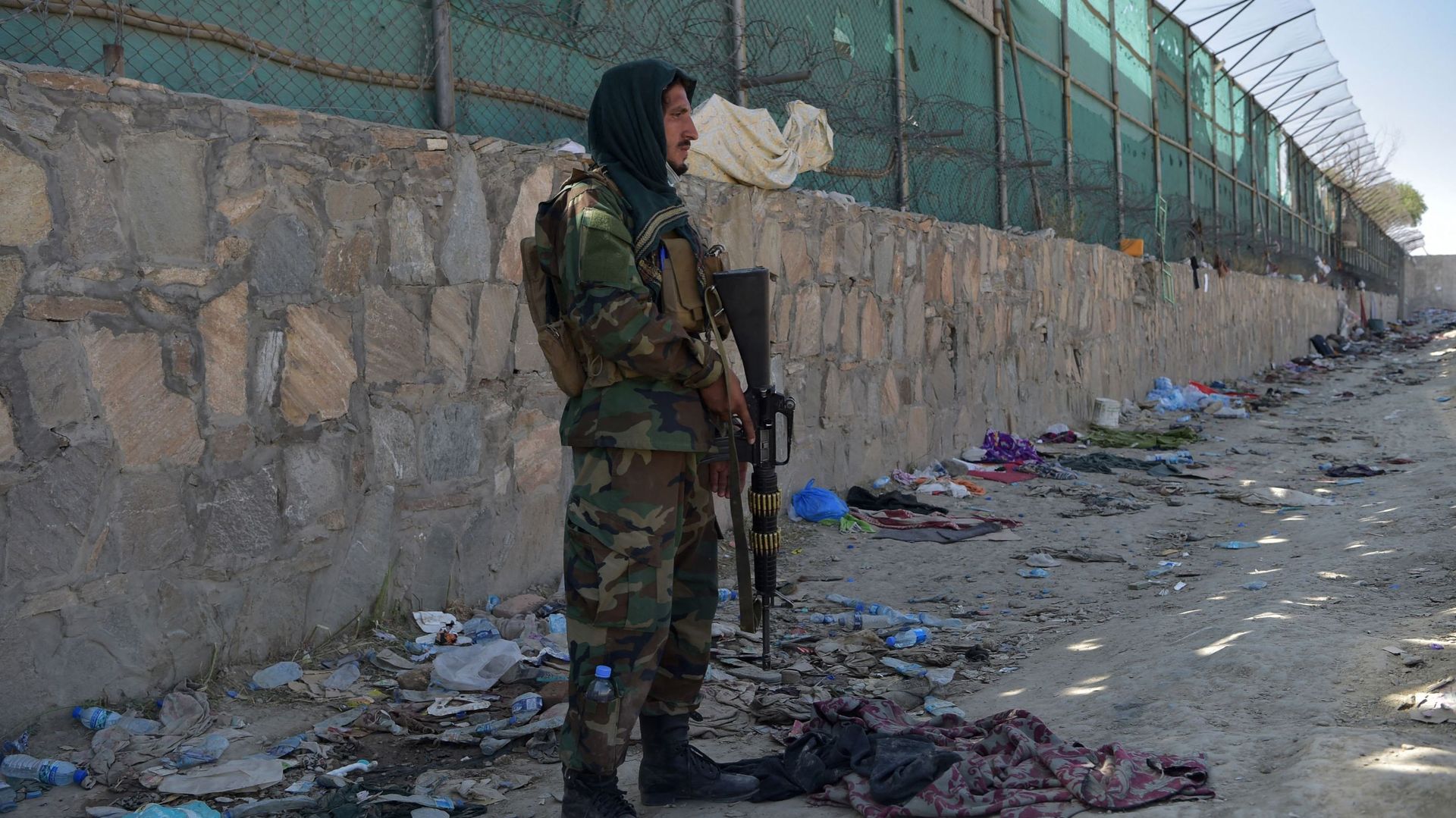 Les talibans surveillent le site de l’aéroport de Kaboul qui a été frappé par des explosions ce 26 août.