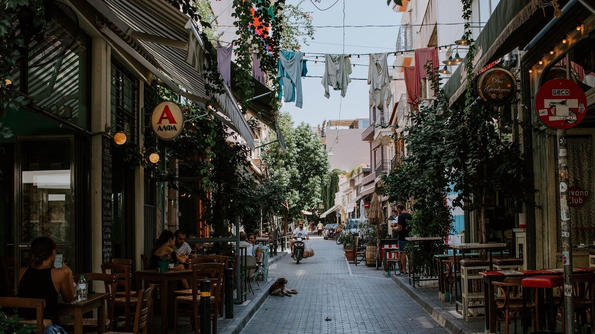 Voyage : partir en immersion sonore dans les rues d'Athènes.