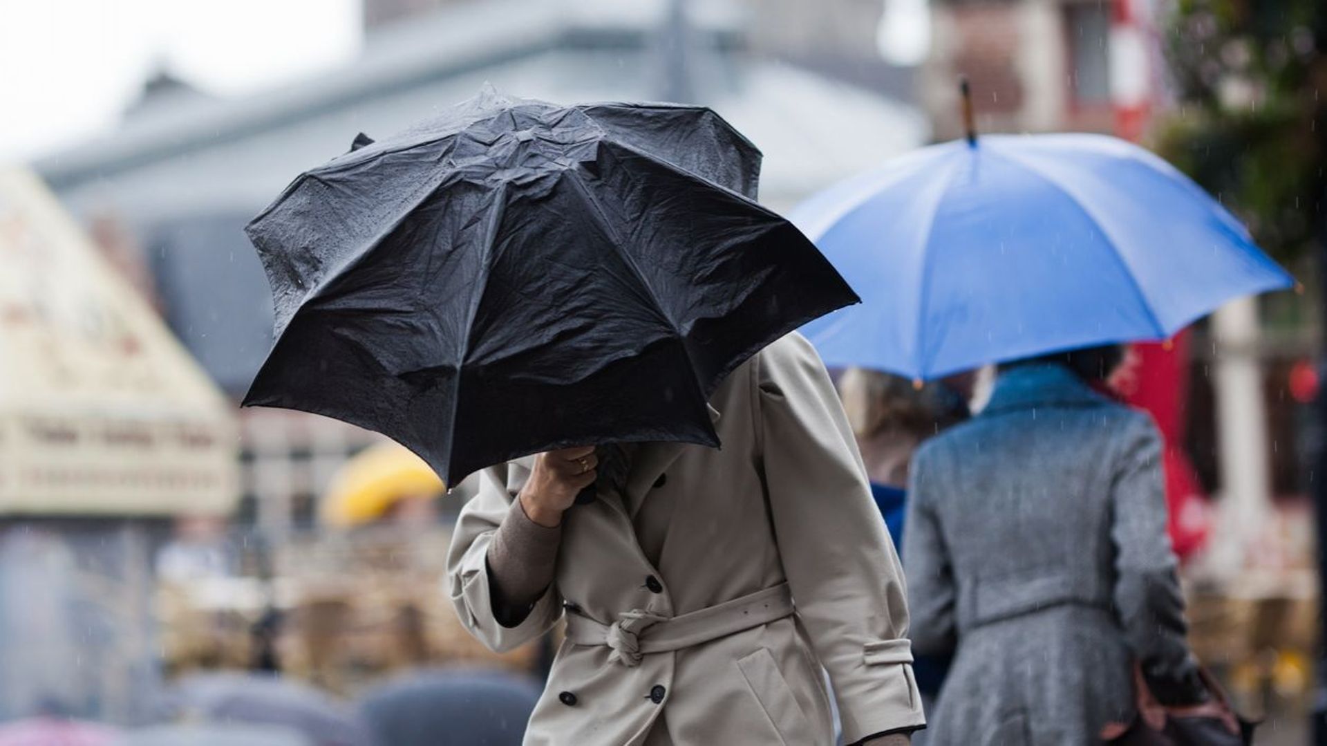 Неделя будет дождливо. Человек с зонтом. Человек под зонтиком. Дождливый день. Зонт под дождем.
