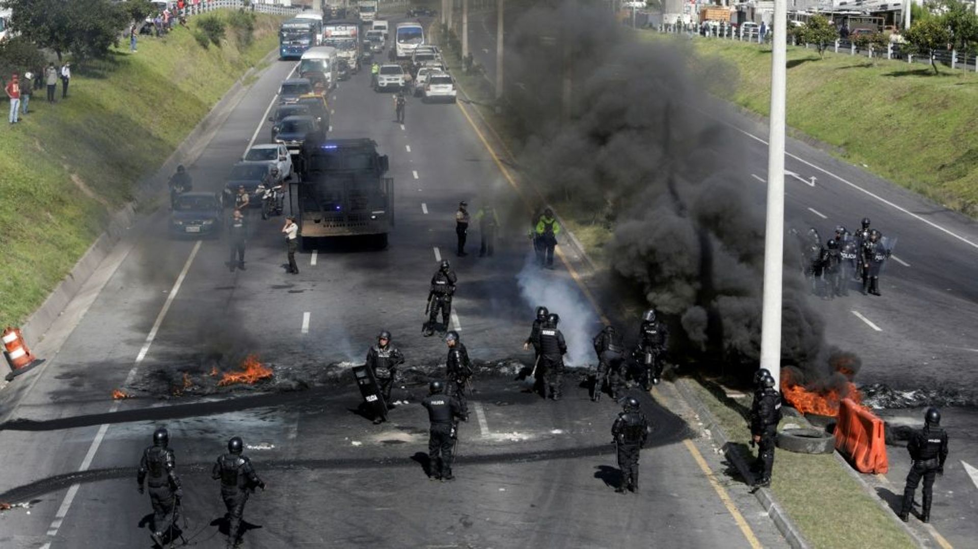 La police anti-émeutes dégage une route partiellement bloquée à Quito, le 17 juin 2022