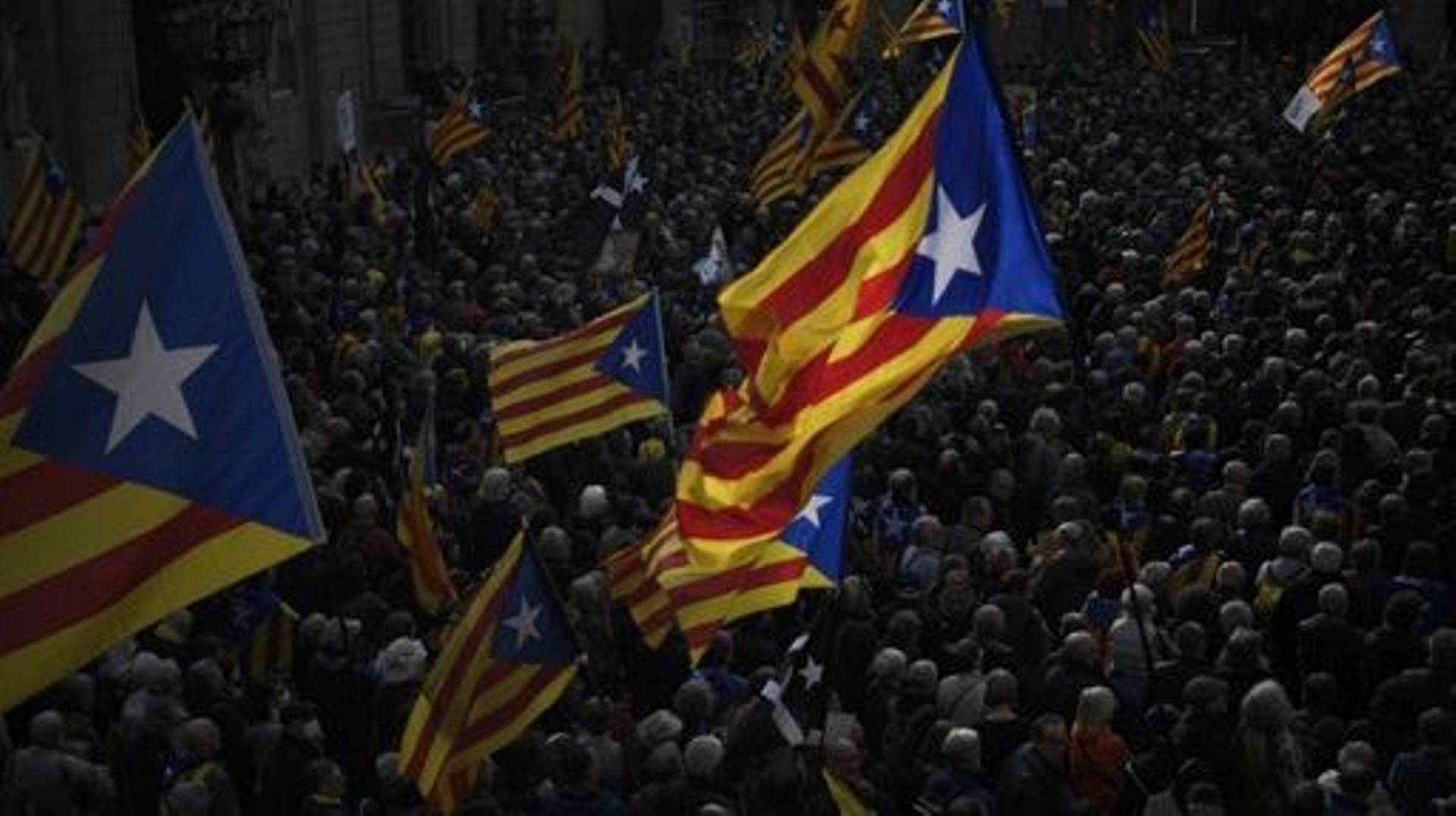 Des manifestants agitent des drapeaux pro-indépendantistes catalans "Estelada" lors d’un rassemblement contre les modifications de la loi sur la sédition, appelé par l’Assemblée nationale catalane (ANC) et d’autres organisations séparatistes catalanes à B