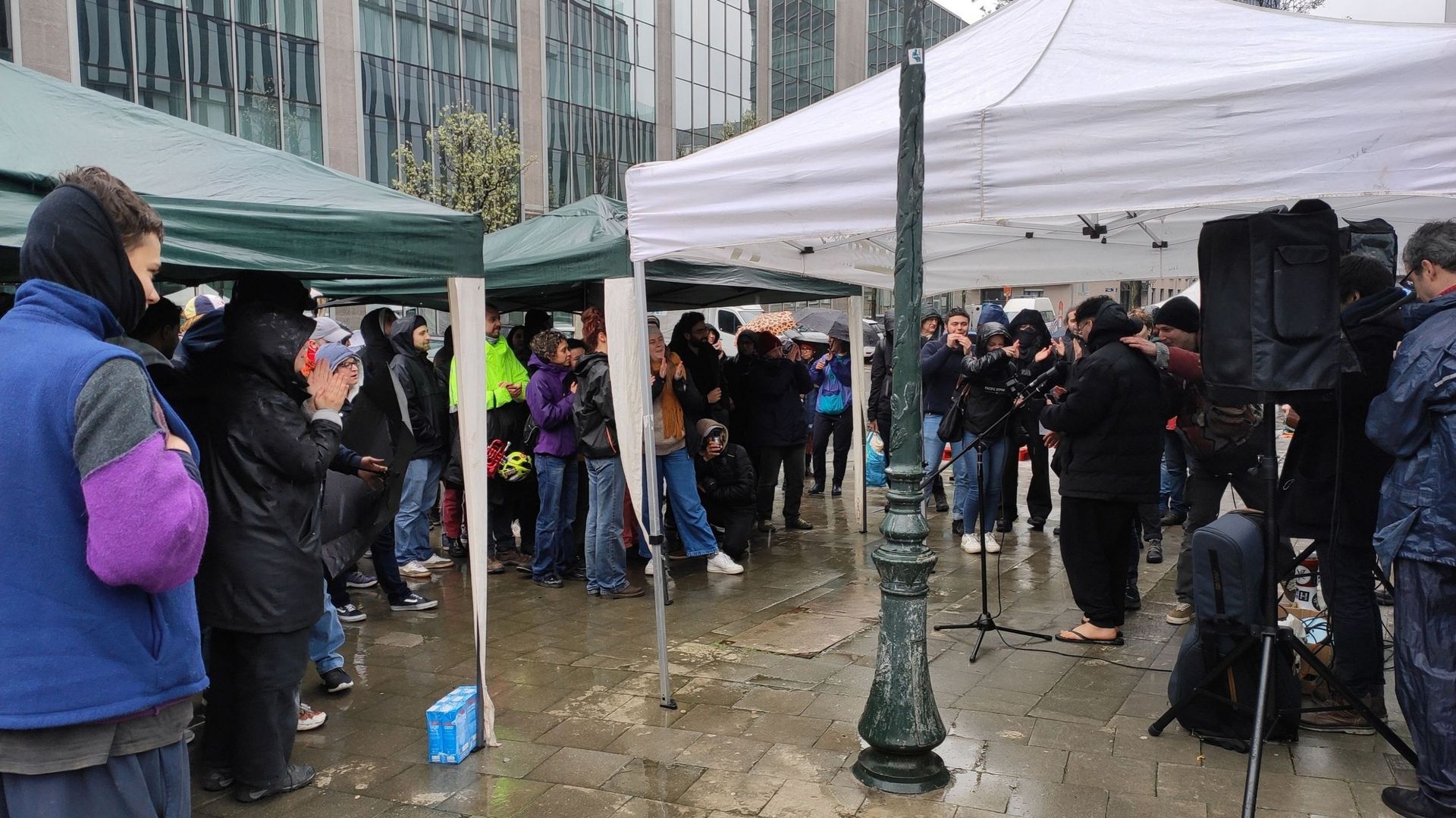 Les manifestants, ce dimanche après-midi.