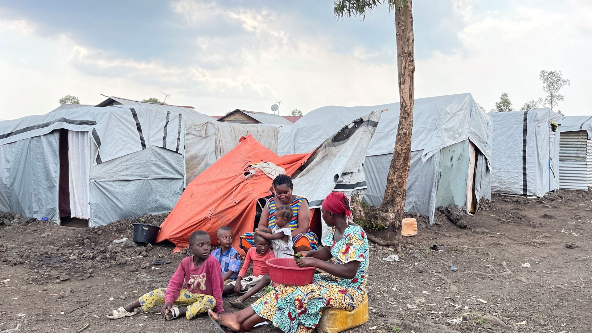 Eliza Kubuya, une sinistrée cantonnée au site Kayembe, et sa famille