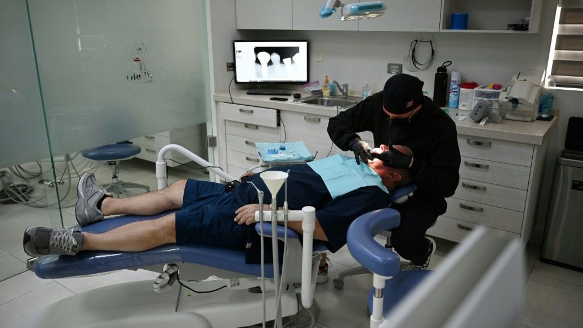 Un dentiste pose des implants dentaires sur un patient américain au cabinet Rubio Dental Group, à Los Algodones, au Mexique.
