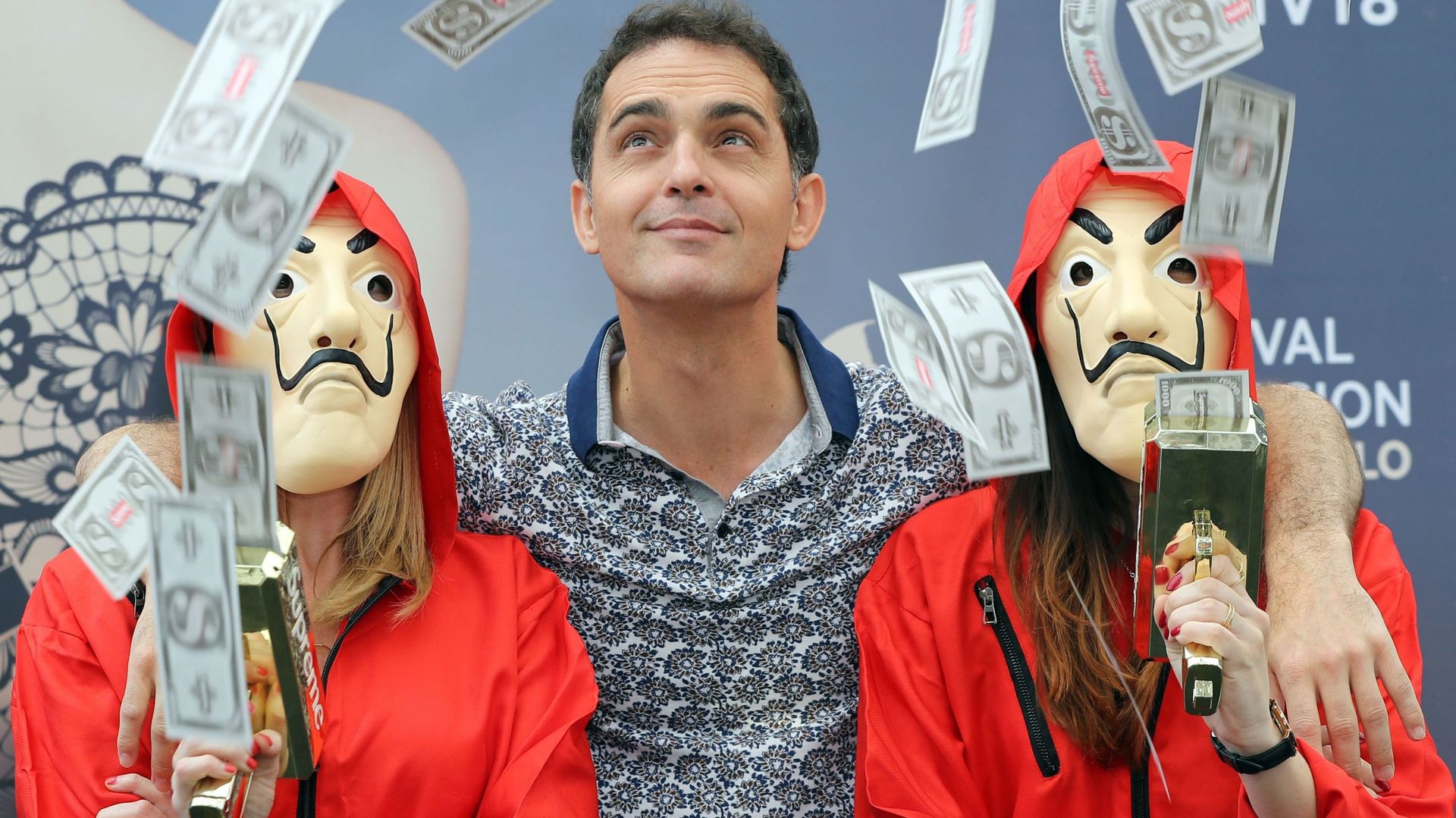 L’acteur espagnol Pedro Alonso pose avec deux femmes habillées en personnages de la série à succès "La Casa de Papel" à Monaco, série diffusée sur Netlfix. Cette entreprise de streaming américaine voit son chiffre d’affaires fortement augmenter depuis le