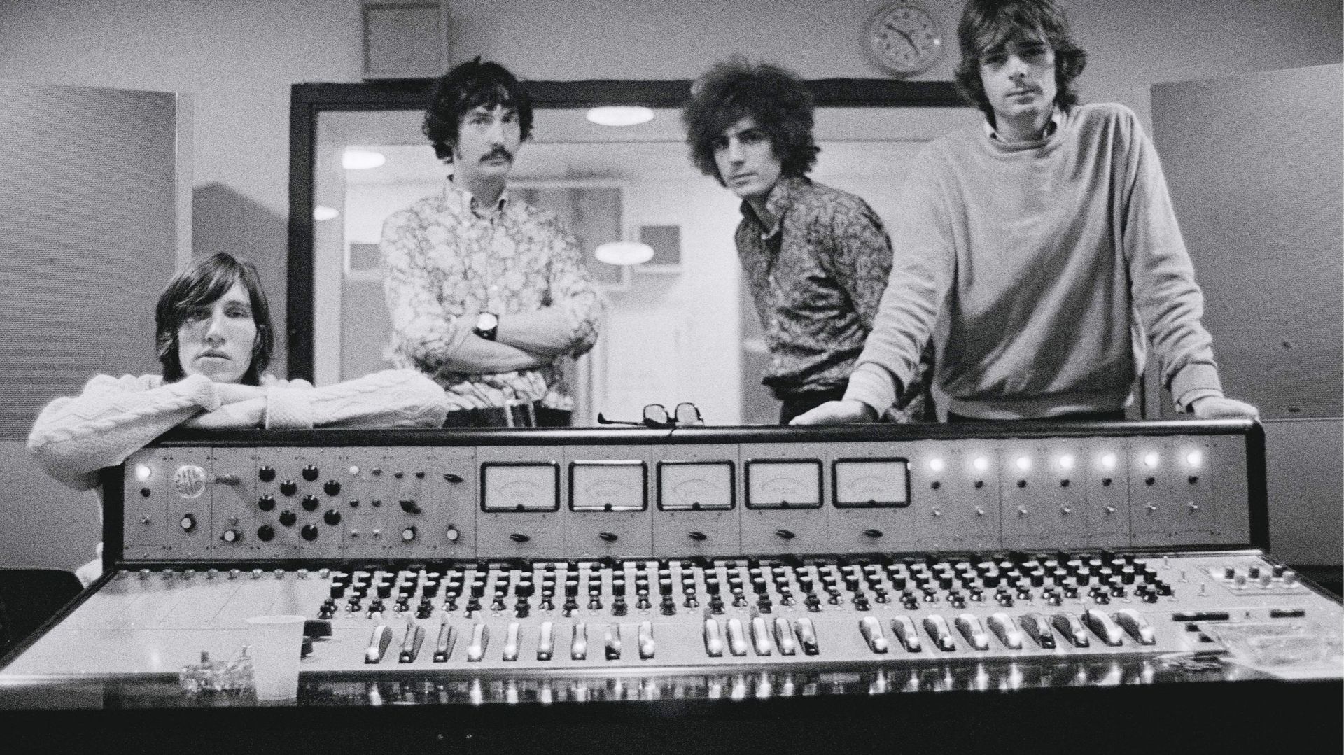 De gauche à droite : Roger Waters, Nick Mason, Syd Barrett, Rick Wright en studio, à côté de la table de mixage (1967).