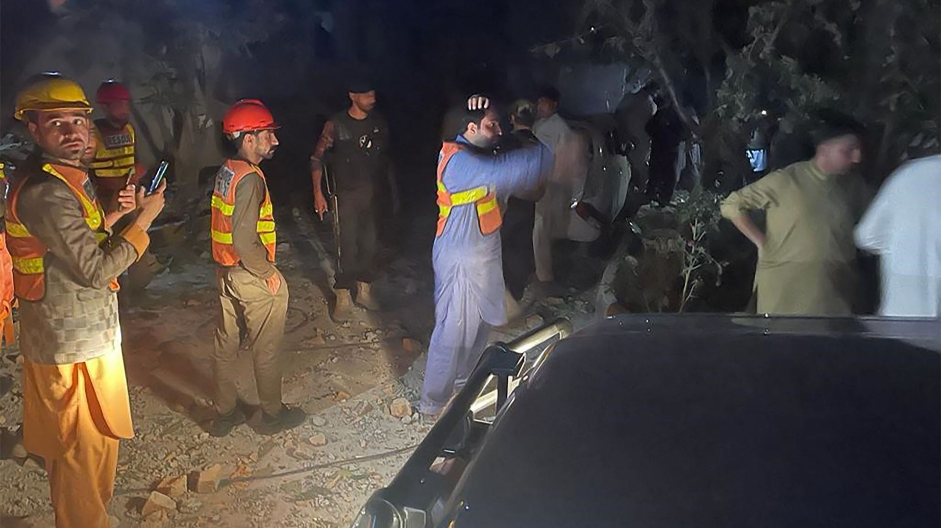 Le personnel de sécurité se rassemble sur le site après l'explosion de deux bombes à l'intérieur du poste de police du CTD (département de lutte contre le terrorisme) dans la ville de Kabal, dans la vallée de Swat, le 24 avril 2023.