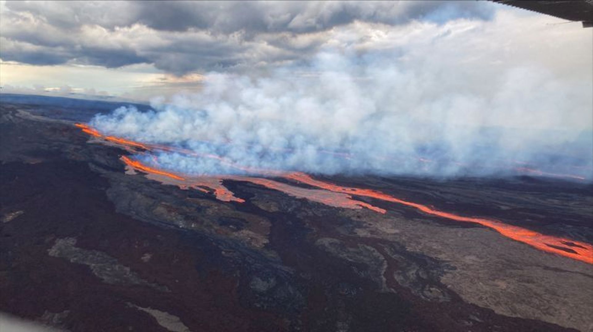 Le plus gros volcan actif du monde est en éruption à Hawaï - RTBF Actus