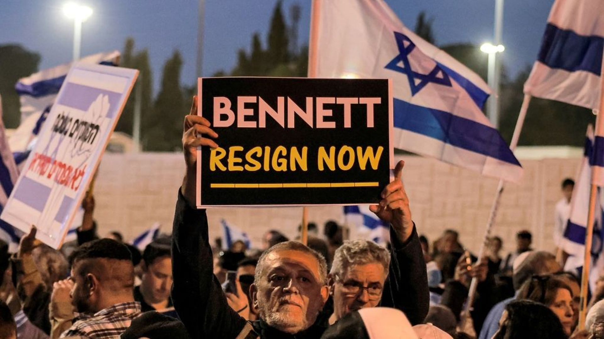 Des Israéliens manifestent à Jérusalem pour réclamer le départ du Premier ministre Naftali Bennett, le 6 avril 2022 