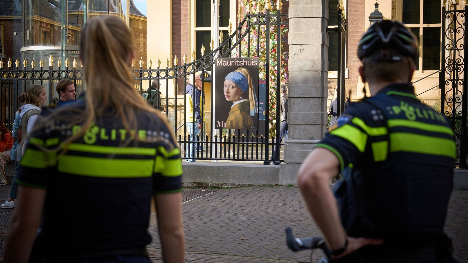 Des policiers devant le musée Mauritshuis de La Haye le 27 octobre
