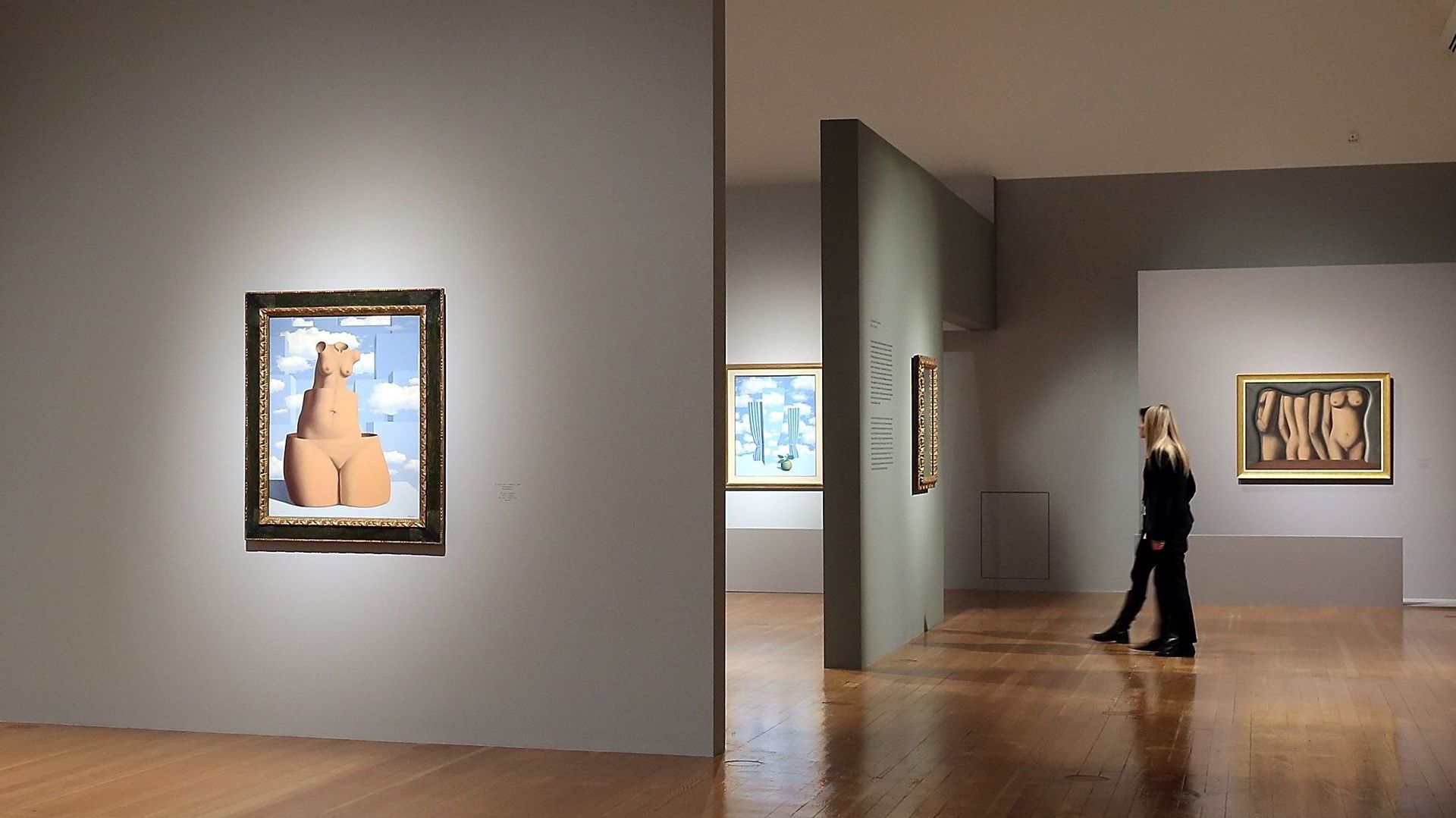 Vue de l’exposition présentée à la Schirn Kunsthalle de Frankfurt am Main, en Allemagne en 2017 – au centre, La Folie des grandeurs, l’un des tableaux de la rétrospective à venir à Madrid.