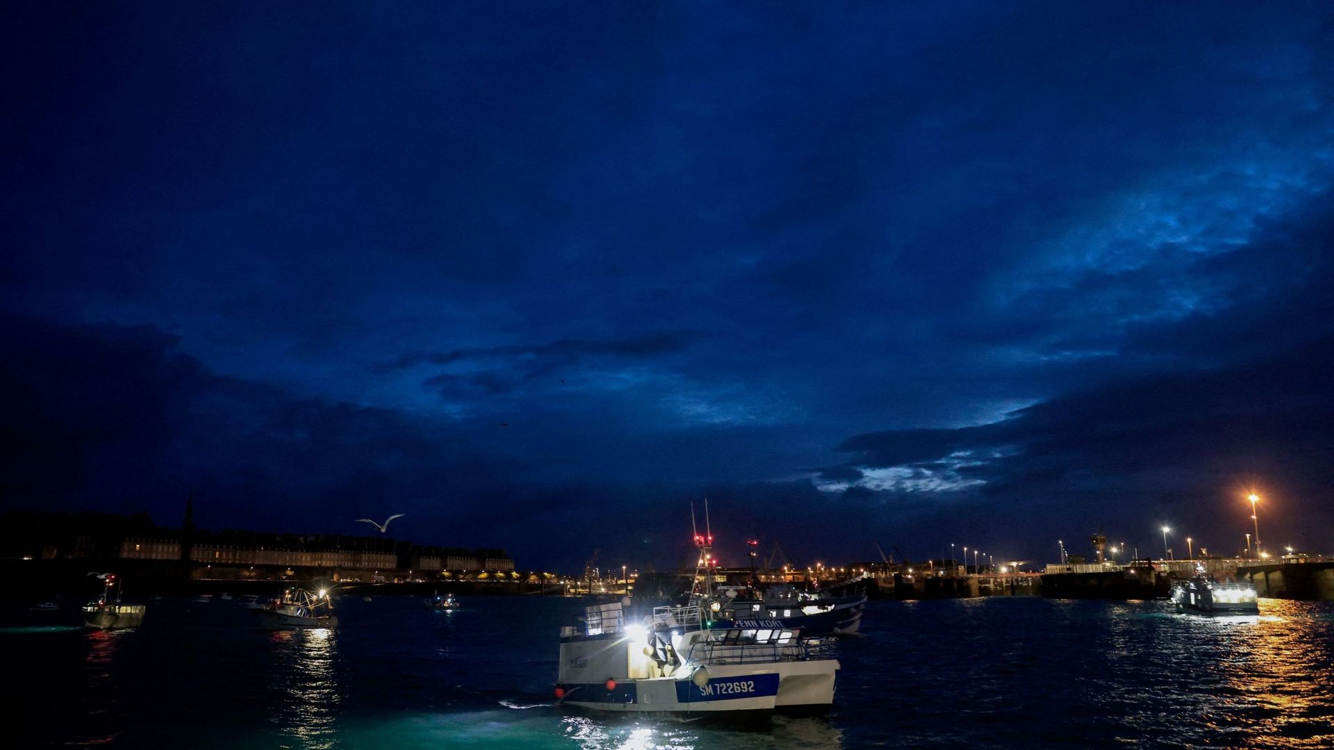 Des bateaux de pêche français bloquent l'entrée du port de Saint-Malo, le 26 novembre 2021.