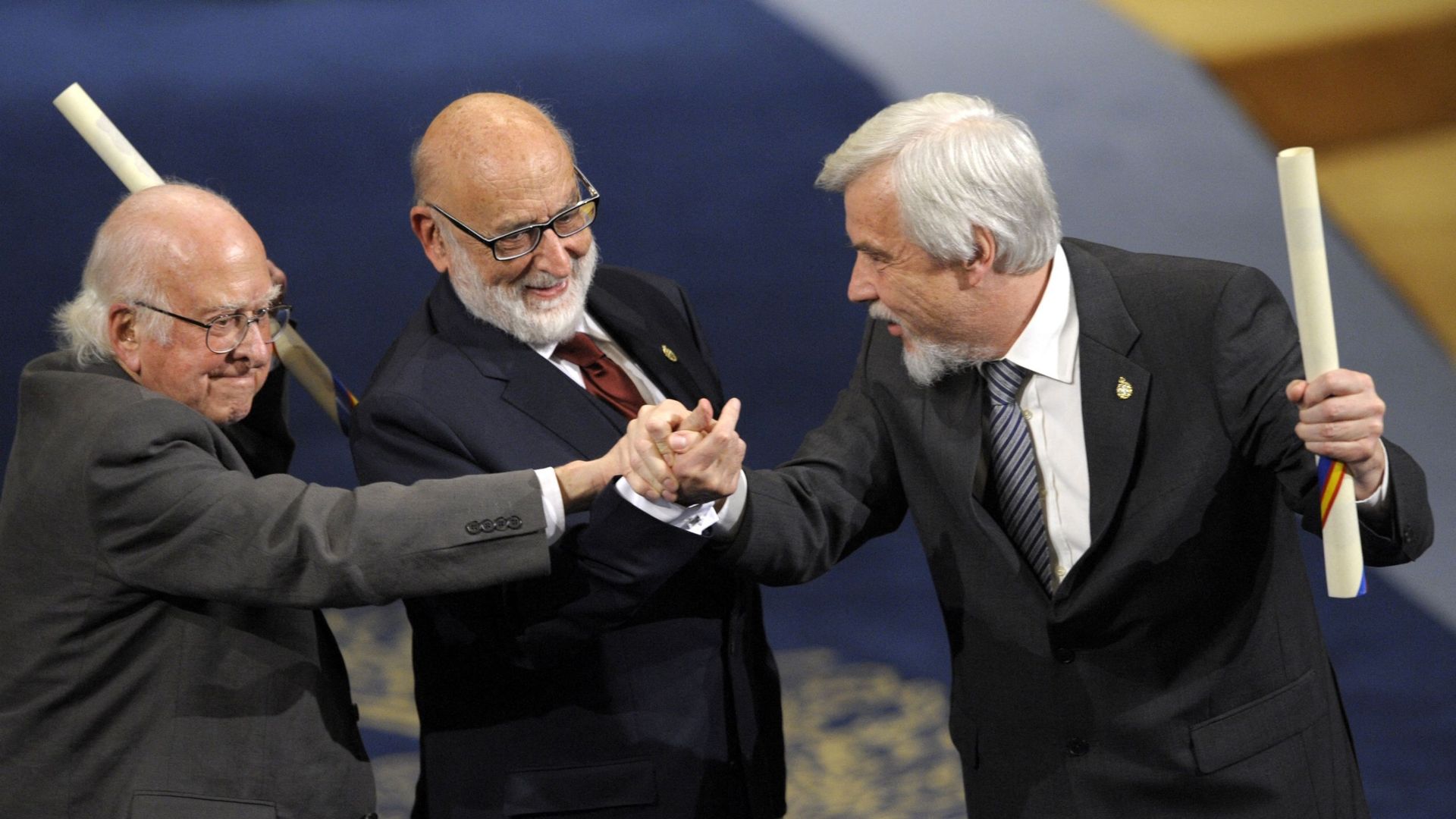 Higgs, Englert et Rolf Heuer, le directeur du CERN recevant le prix du Prince des Asturies en Espagne en 2013.