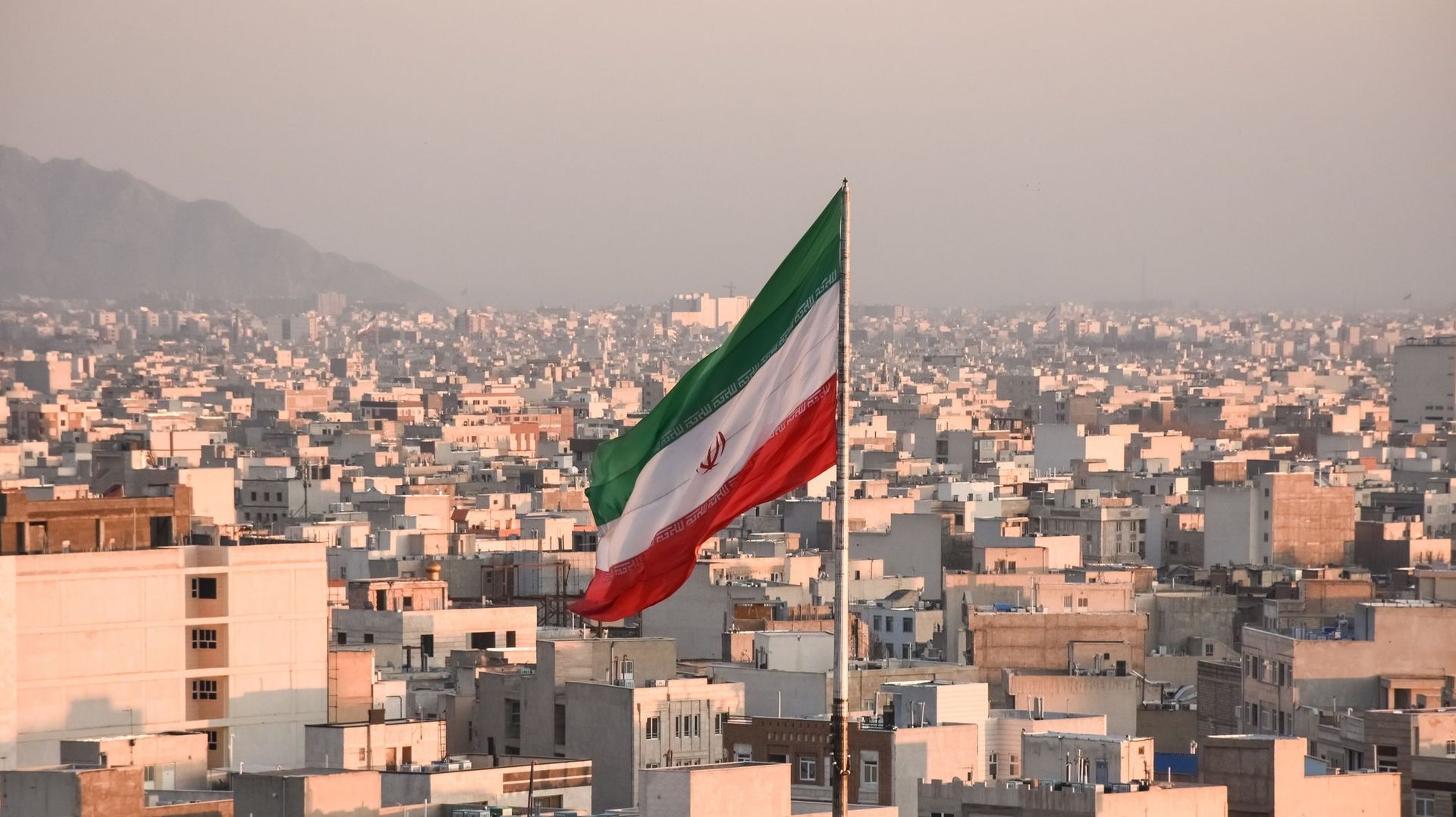Un drapeau iranien flotte au-dessus de Téhéran.