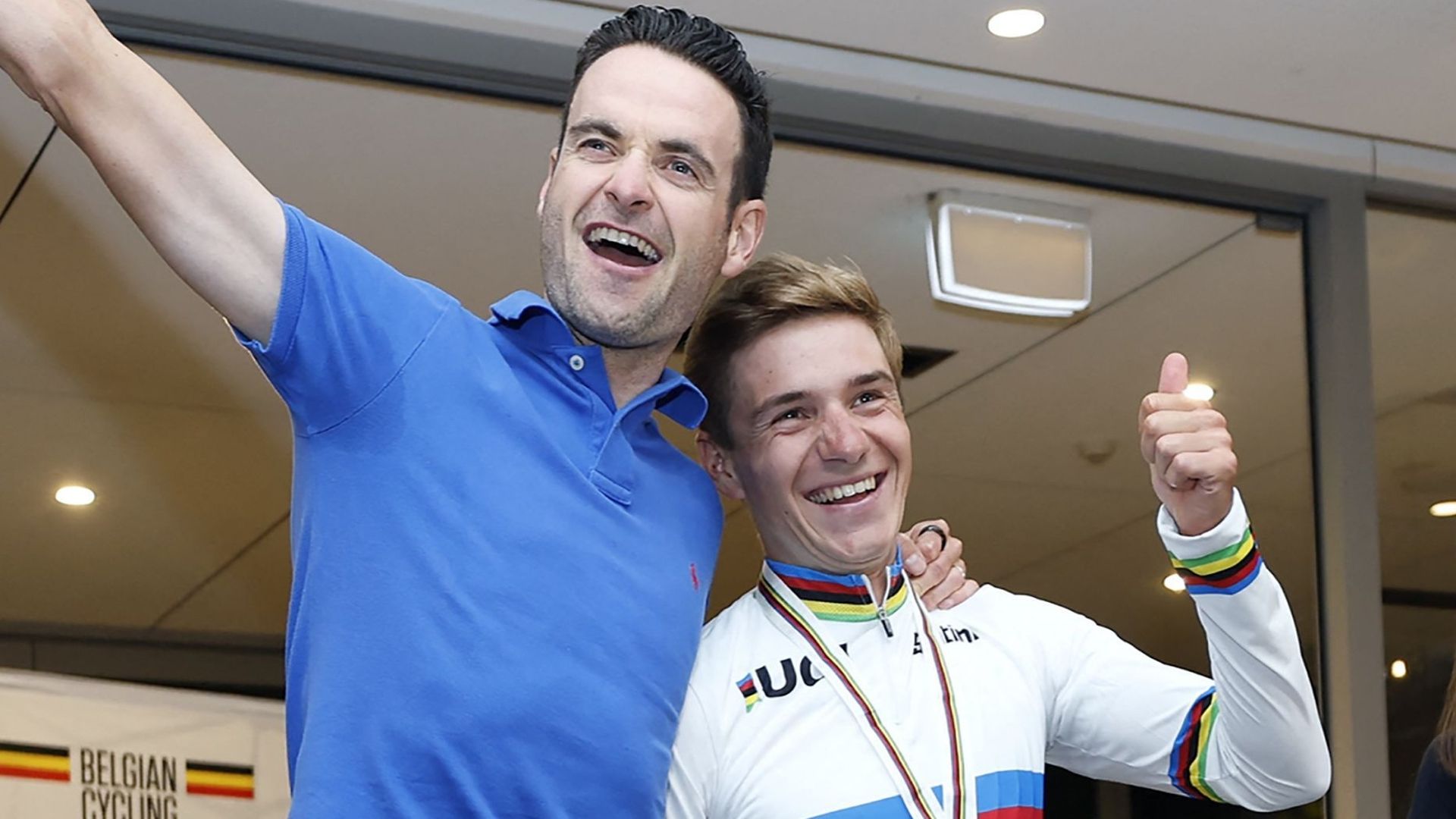 Cyclisme : Pieter Serry aux côtés de Remco Evenepoel après sa victoire aux Championnats du monde de Woolongong. Serry sera équipier de Remco sur le Giro 2023 au sein de l’équipe Soudal Quick-Step.