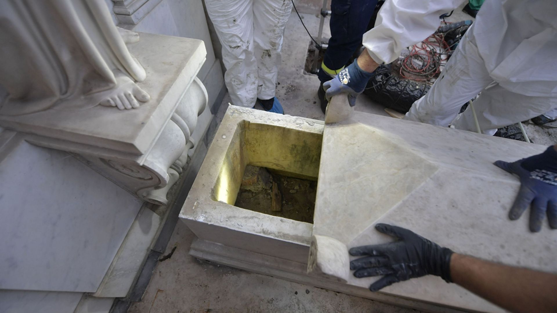 Inspection de tombes dans le cadre de cette affaire