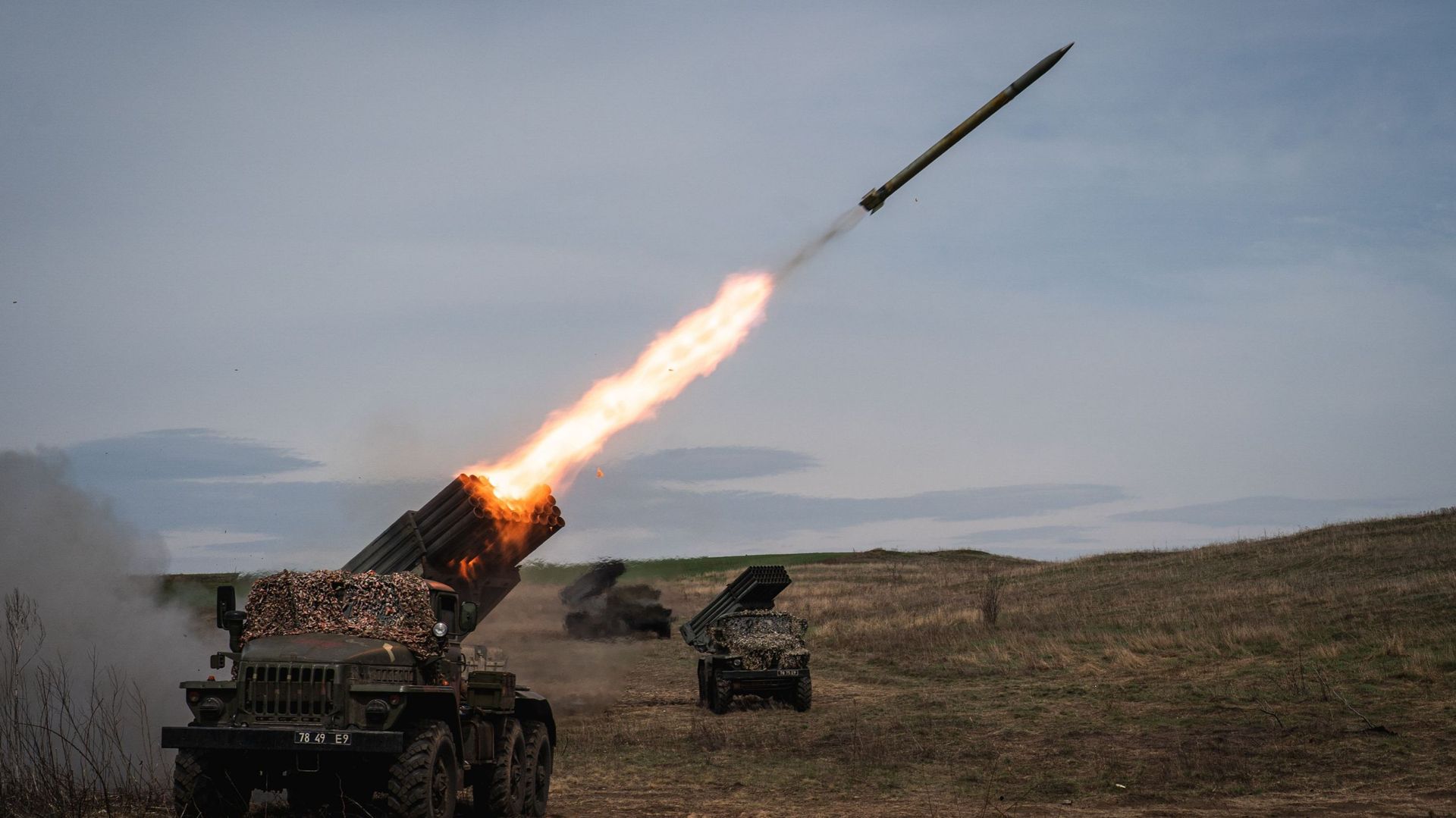 Les forces ukrainiennes tirent des roquettes GRAD vers les positions russes dans le Donbas.