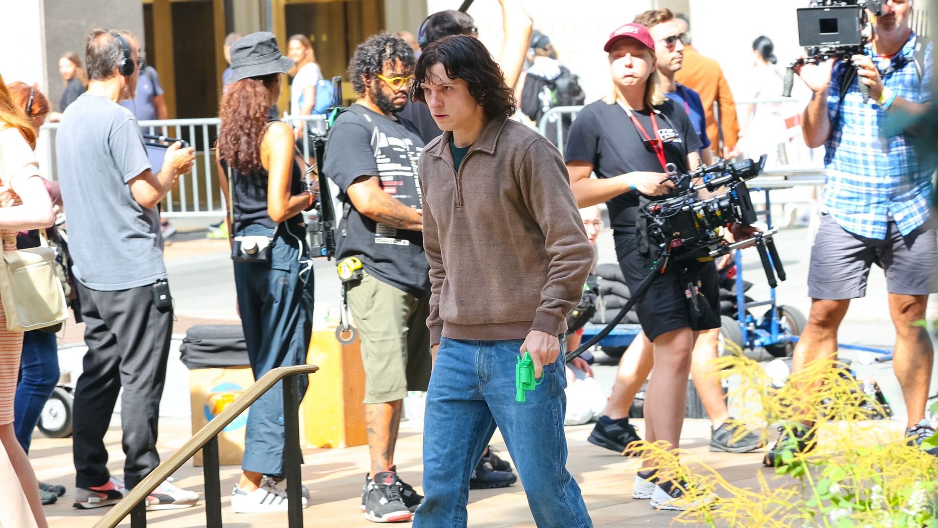 Tom Holland est vu sur le plateau de tournage de la série télévisée 'The Crowded Room' le 2 août 2022 à New York City.