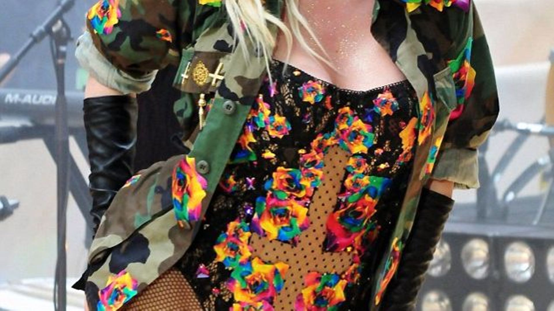 Vidéo essentielle: Ke$ha joue du clavier avec ses seins - RTBF Actus