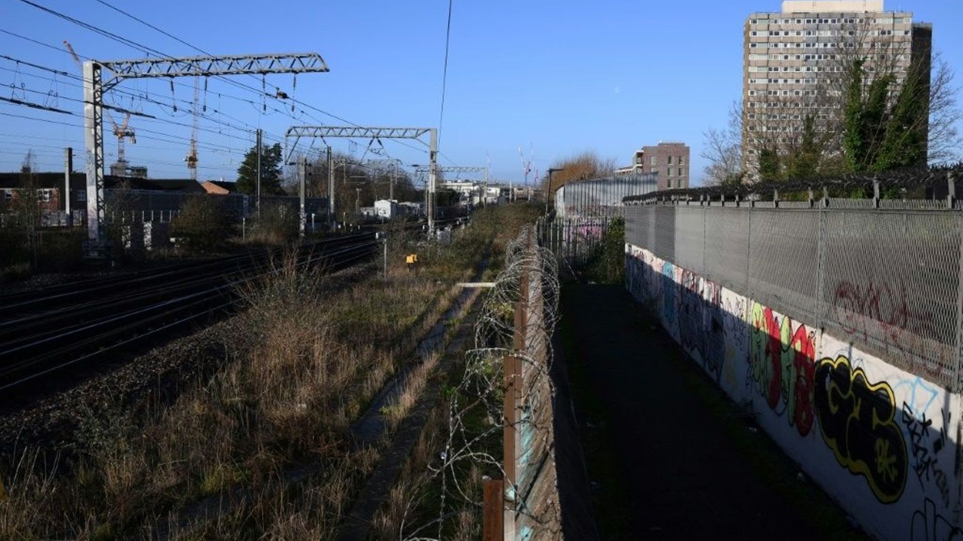 Des voies ferrées près du terrain proposé pour le projet de la "Camden High line", le 11 janvier 2022 à Camden, dans le nord de Londres
