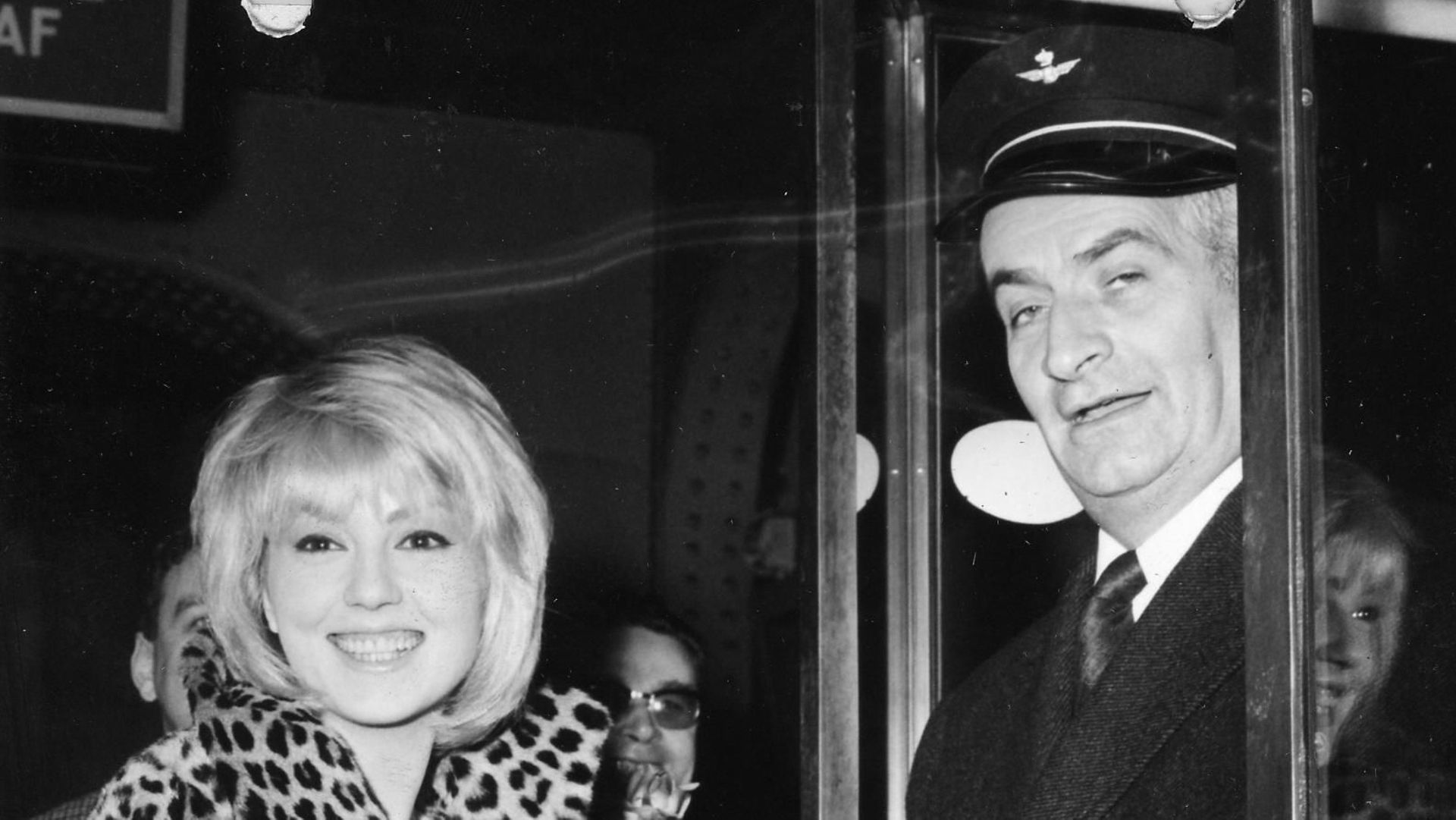 L'actrice et Louis de Funès arrivant à Bruxelles pour présenter Fantômas en 1965