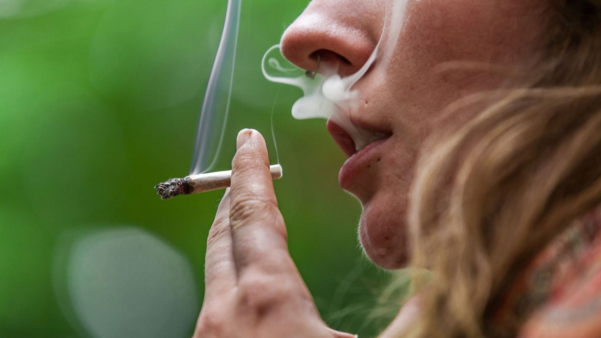 Le cannabis pourrait être plus nocif pour les poumons que le tabac.