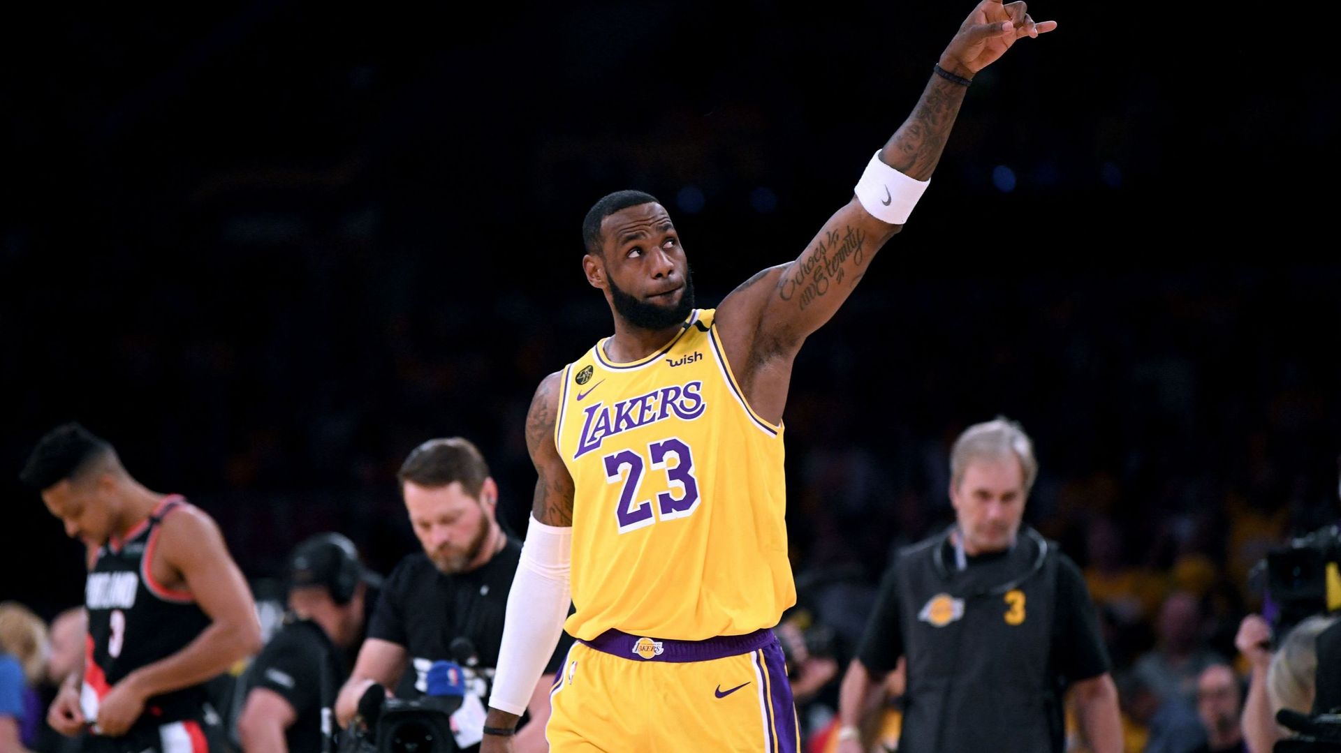 Les Lakers de Los Angeles ont officialisé jeudi la prolongation pour deux années du contrat LeBron James, soit jusqu’en 2025, confirmant une information divulguée par plusieurs médias américains la veille.