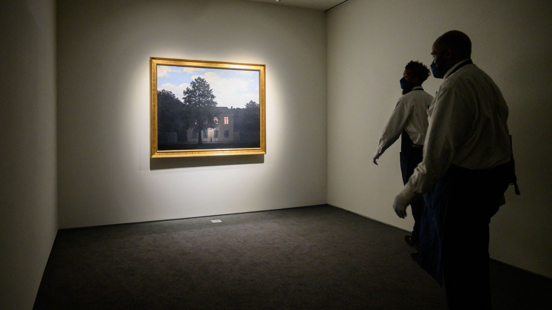 Le tableau "L’Empire des lumières" de René Magritte a été vendu 42,3 millions de dollars lors des enchères.