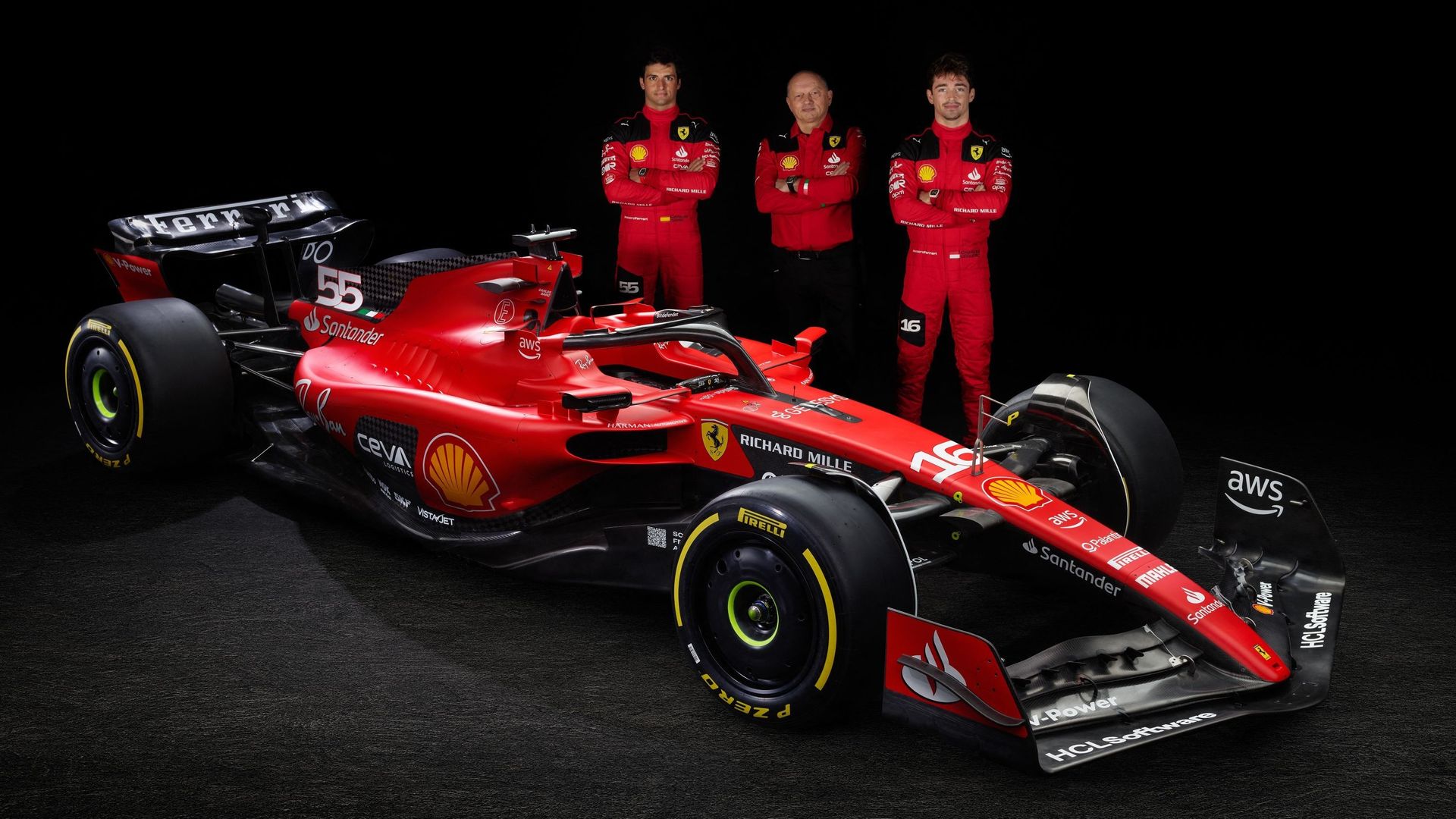 Frédéric Vasseur, nouveau directeur de Ferrari, au centre de Charles Leclerc et Carlos Sainz présentant la nouvelle voiture de Ferrari.