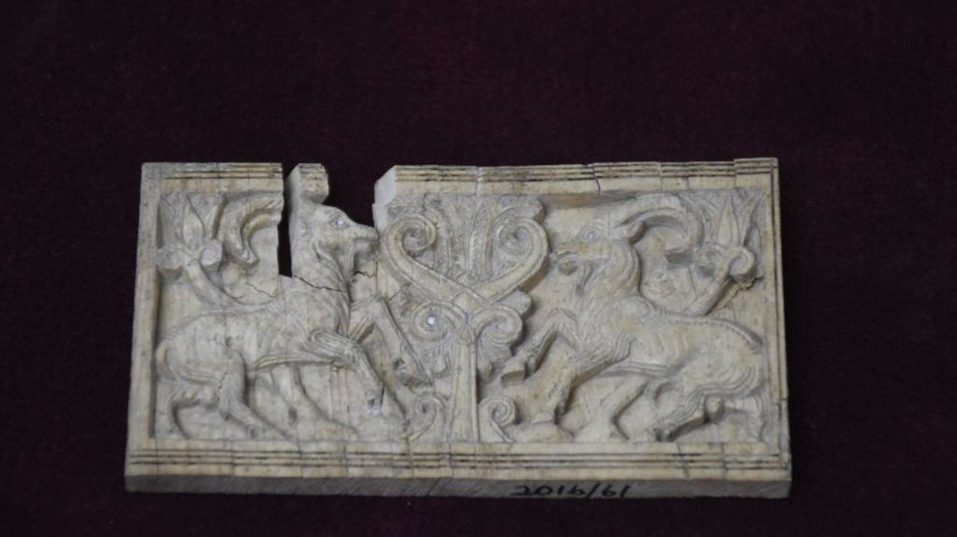 Une sculpture en relief de défense de 3200 ans représentant des chèvres avec des figures de parure assyriennes du début de la période hittite est exposée après avoir été fondée lors de fouilles archéologiques sur le site archéologique d'Arslantepe à Malat