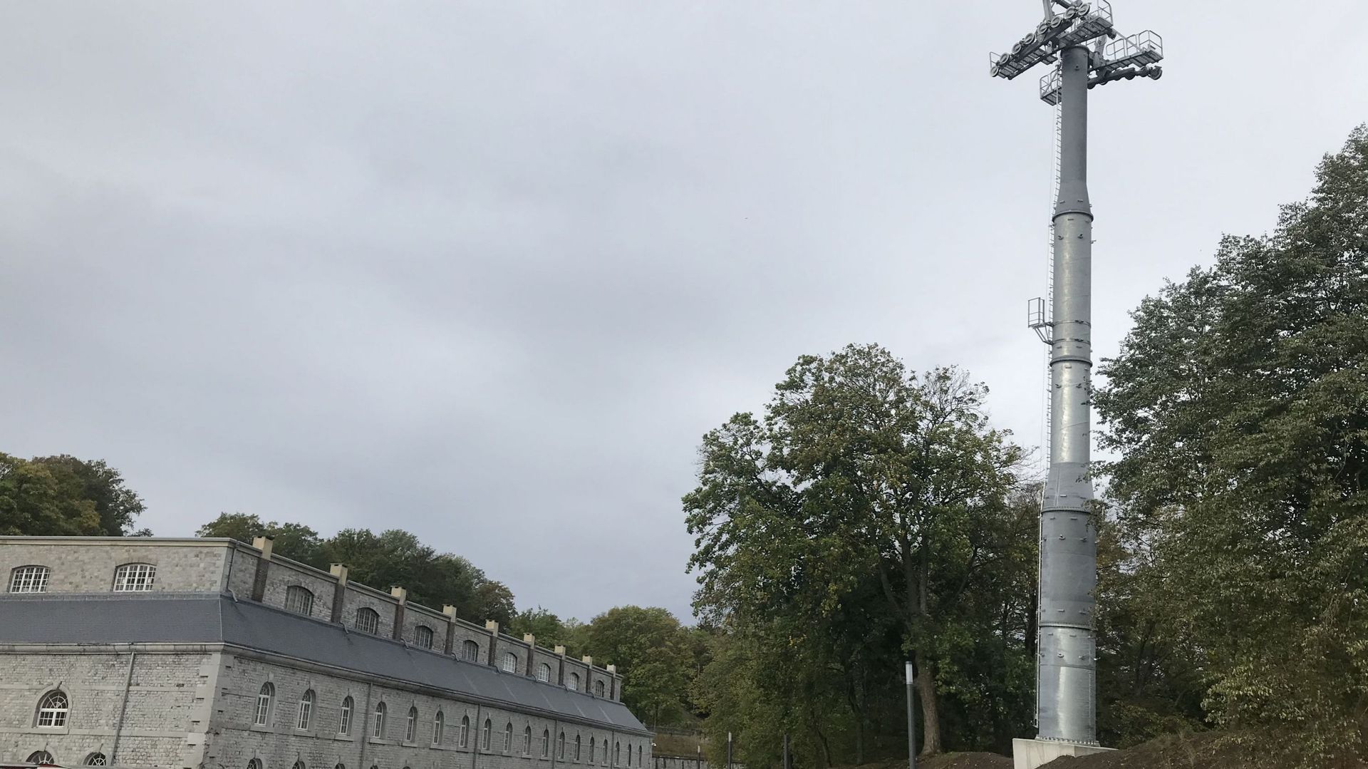 Le pylône (P5) déjà installé à côté du bâtiment Terra Nova