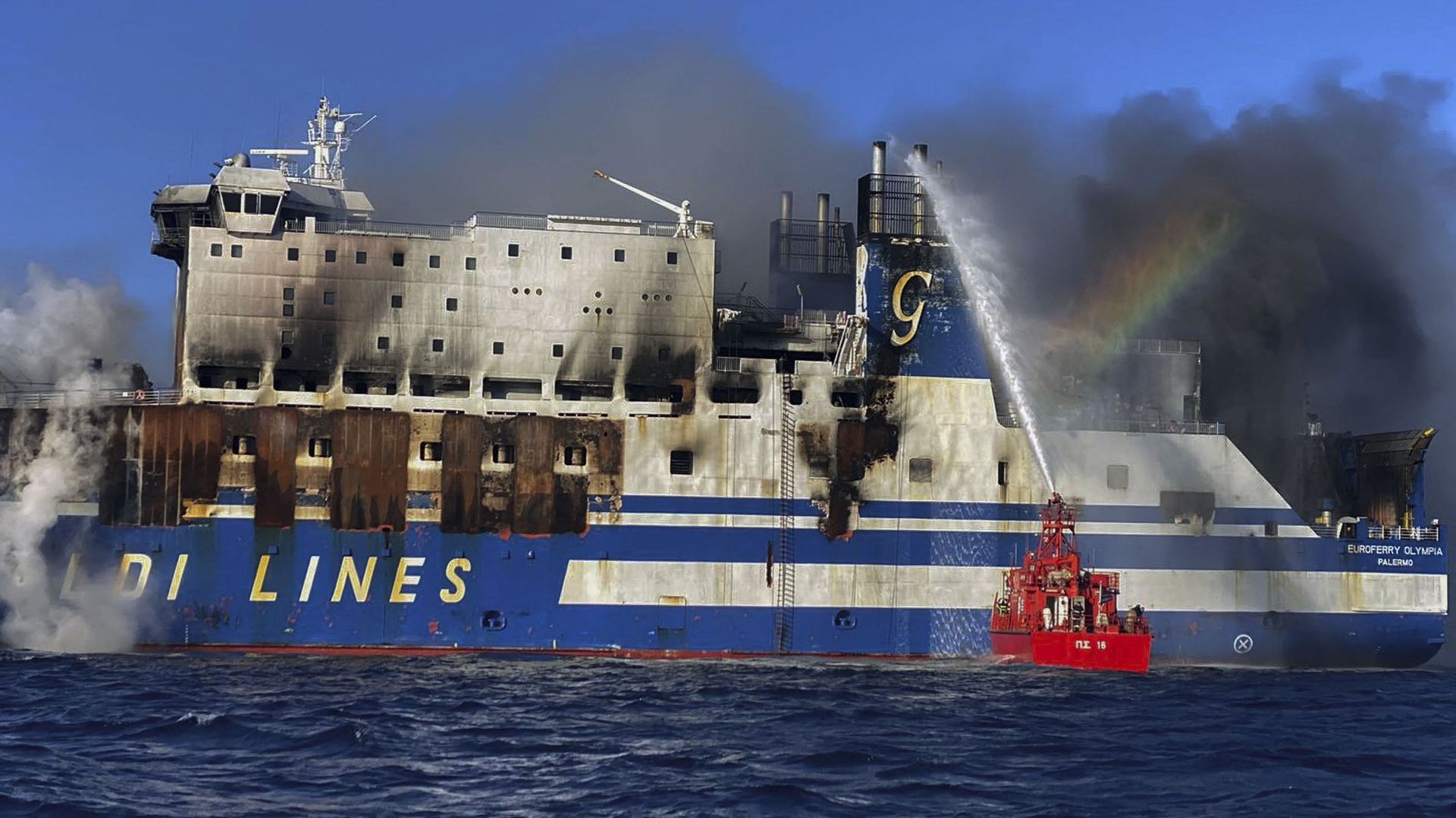 Grèce : les recherches reprennent sur le ferry ravagé par un incendie