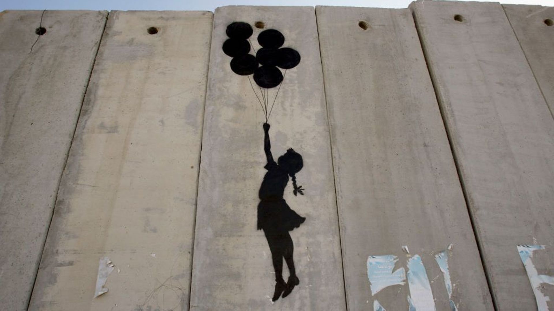 C’est sur la Grand-Place de Bruxelles que débarque “Banksy : Genius or Vandal”. 
