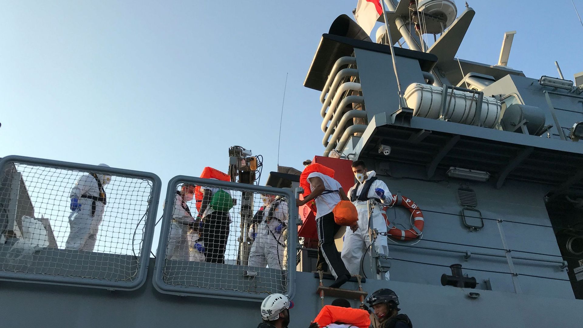 Malte autorise le débarquement de 400 migrants bloqués en mer depuis ...