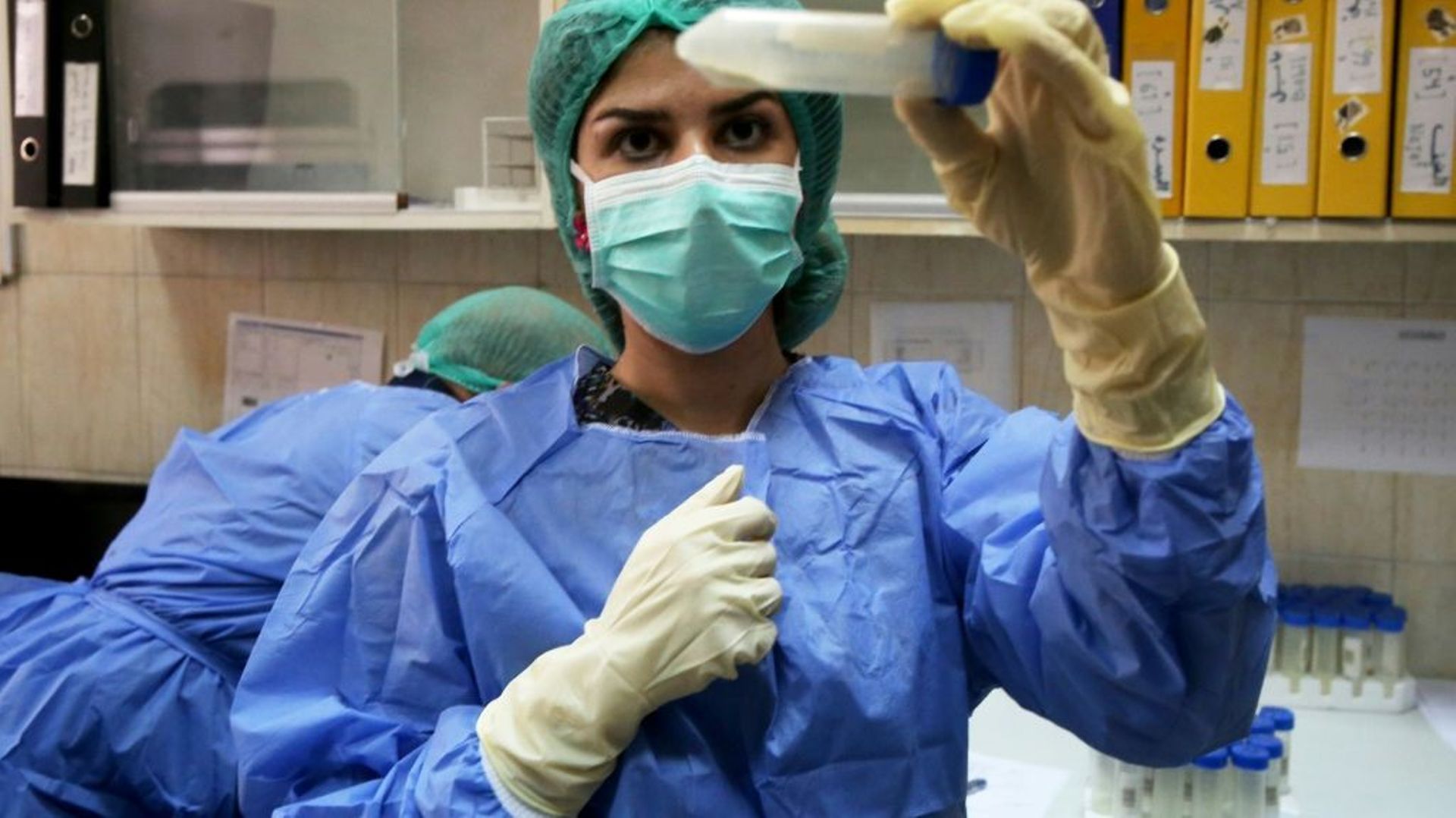 Une employée d'un laboratoire irakien inspecte un échantillon d'ADN, à Bagdad, le 19 juin 2019