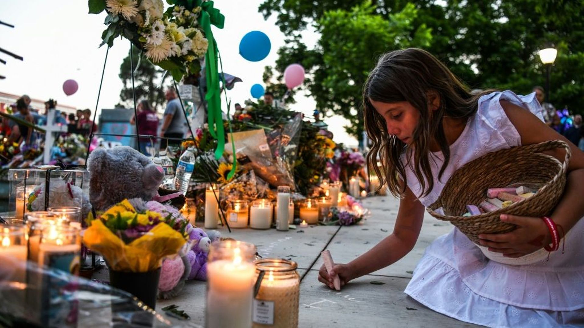 Une enfant devant le mémorial pour les victimes de la tuerie d’Uvalde, au Texas, le 27 mai 2022