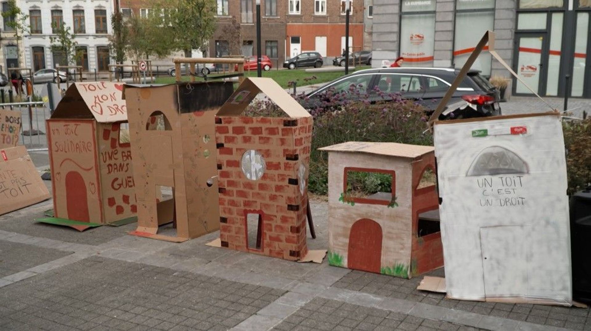 Charleroi : un village en carton pour illustrer le quotidien des mal-logés à l’occasion de la Journée mondiale de l’habitat