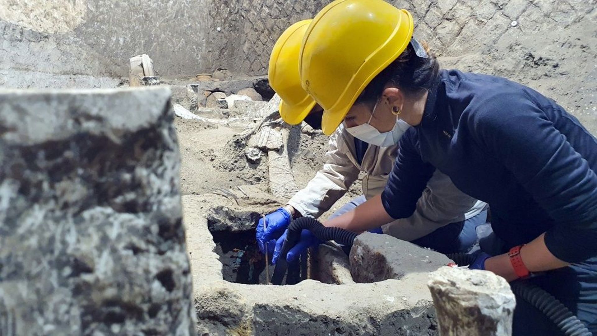 Photo remise le 6 novembre 2021 par le parc archéologique de Pompéi et montrant des archéologues sur les fouilles de la "chambre d'esclaves"