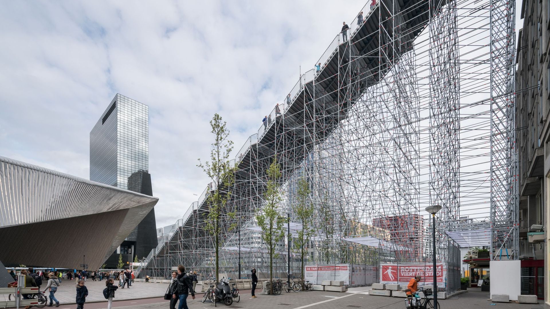 Un escalier de 29 mètres pour les 75 ans de la reconstruction de Rotterdam