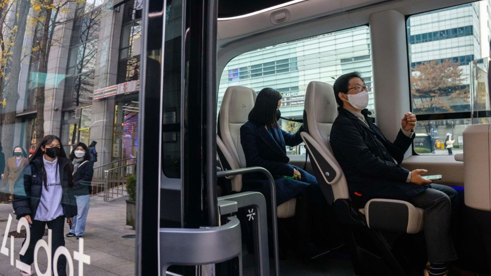 Des passagers d’un bus autonome développé par la start-up 42 Dot, le 23 novembre 2022 à Séoul, en Corée du Sud