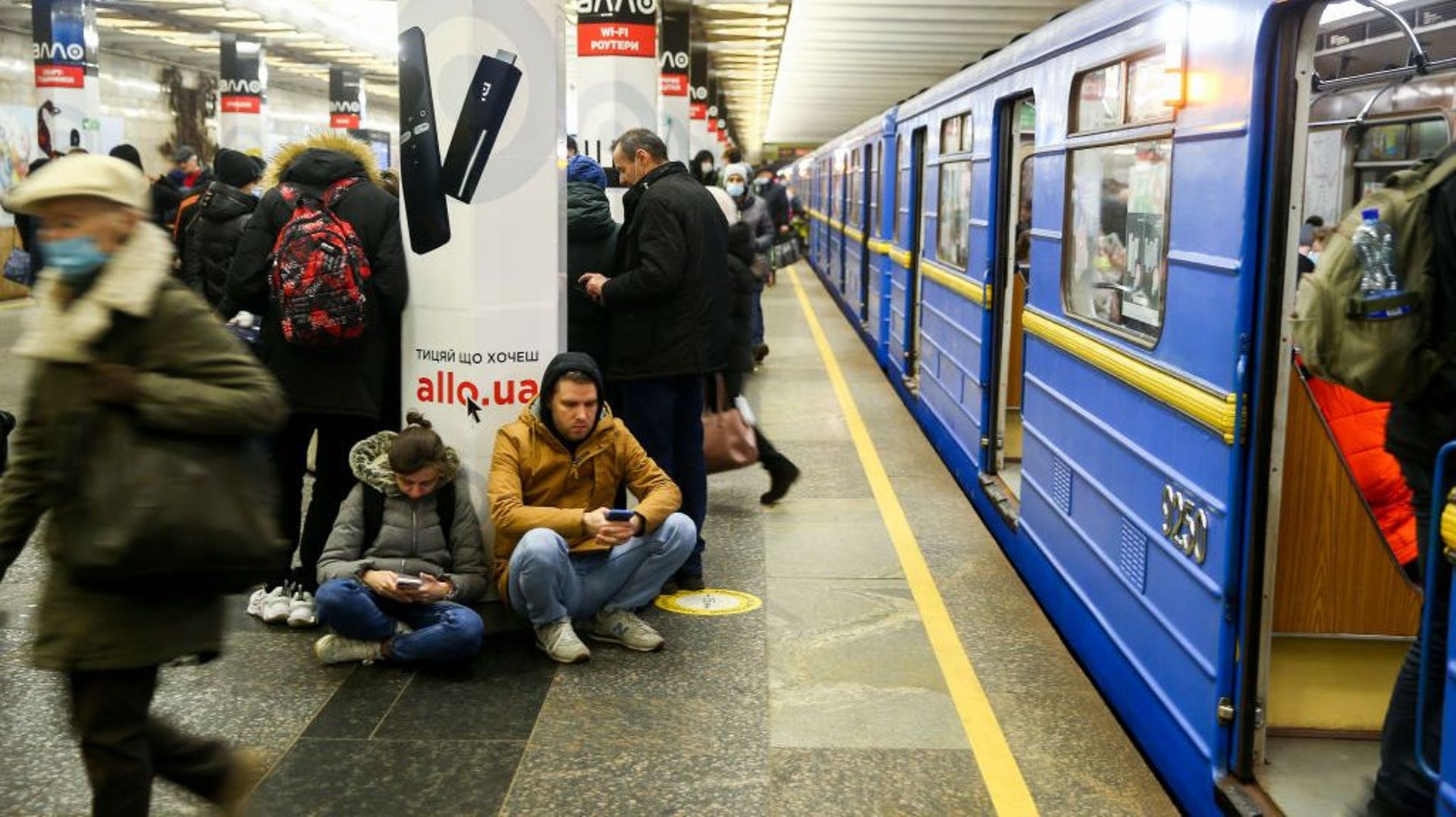 Des habitants de Kiev réfugiés dans le métro.